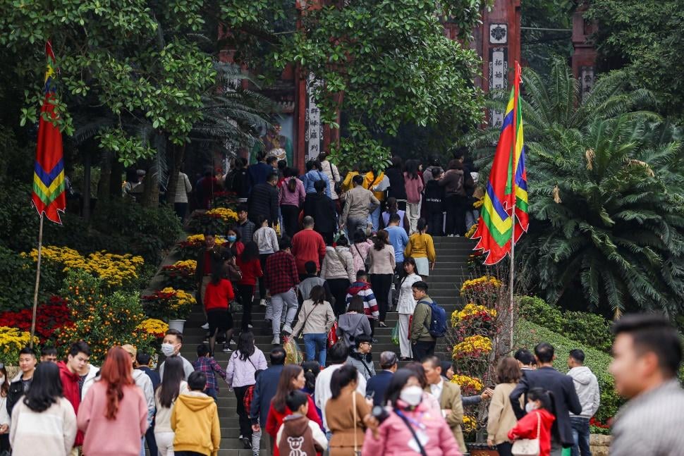  Dòng người vái tạ vua Tổ tại Điện Kính Thiên Đền Hùng- Ảnh 2.