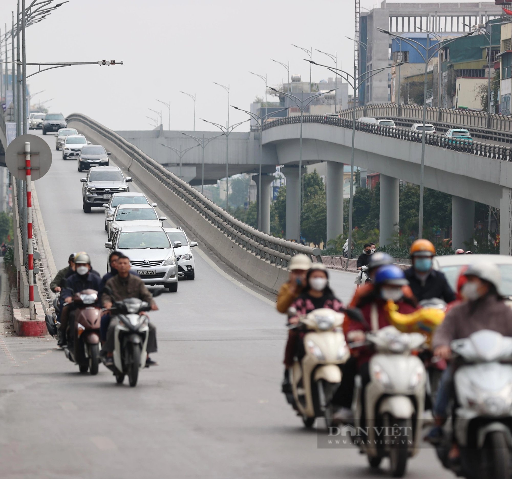 Đường phố Thủ đô đông đúc sáng ngày mùng 3 Tết Giáp Thìn 2024- Ảnh 1.