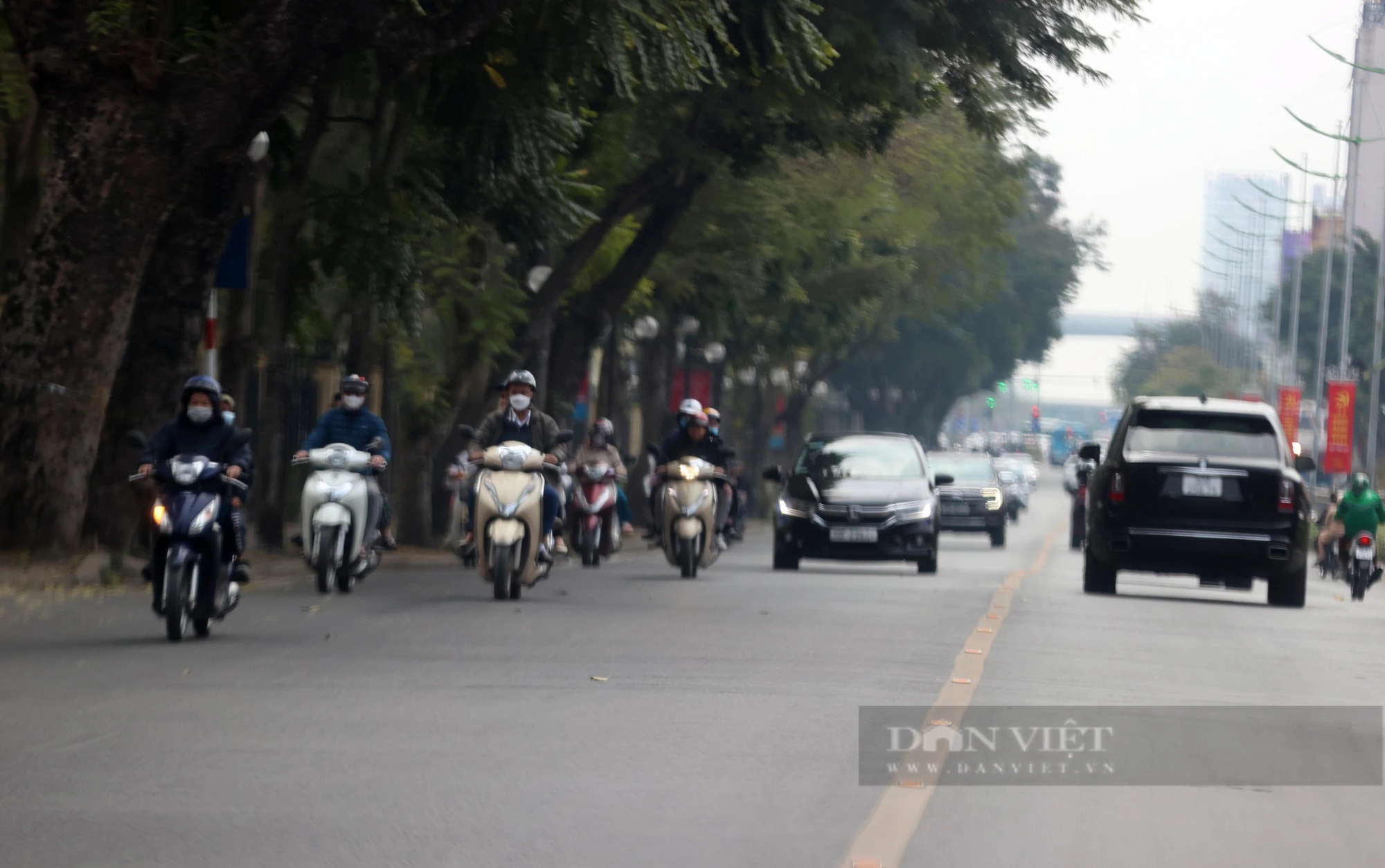 Đường phố Thủ đô đông đúc sáng ngày mùng 3 Tết Giáp Thìn 2024- Ảnh 3.