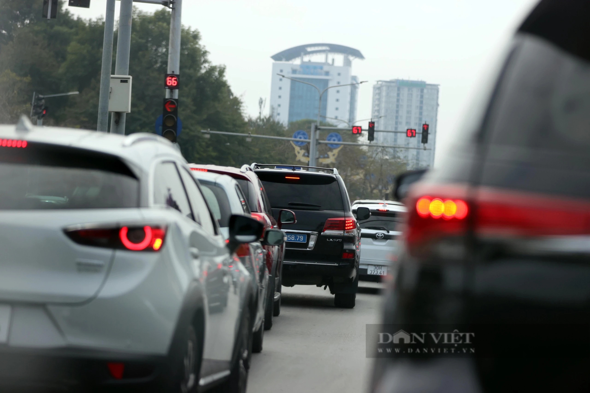 Đường phố Thủ đô đông đúc sáng ngày mùng 3 Tết Giáp Thìn 2024- Ảnh 5.