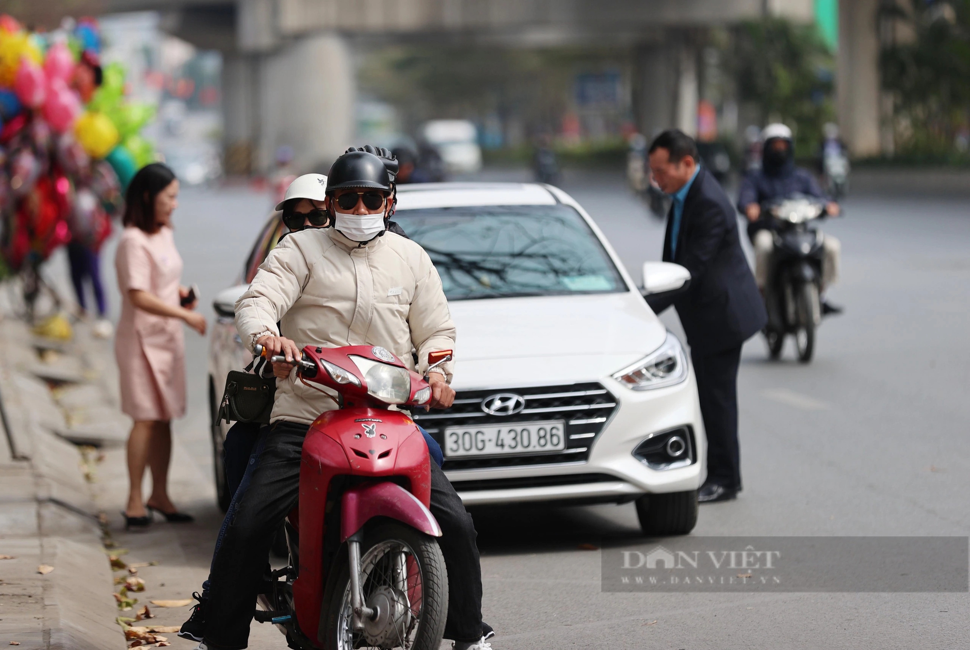 Đường phố Thủ đô đông đúc sáng ngày mùng 3 Tết Giáp Thìn 2024- Ảnh 6.