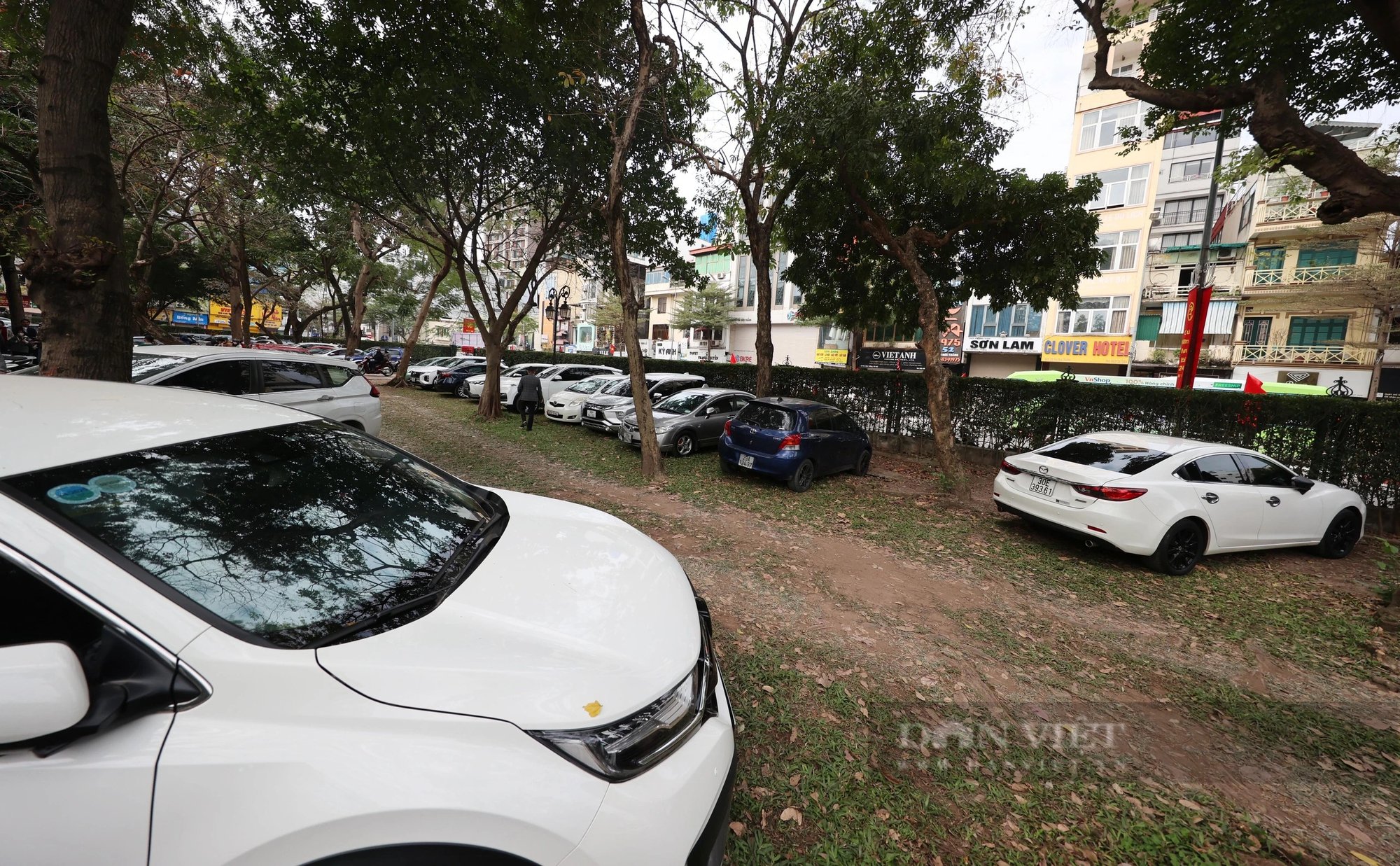 Đường phố Thủ đô đông đúc sáng ngày mùng 3 Tết Giáp Thìn 2024- Ảnh 7.