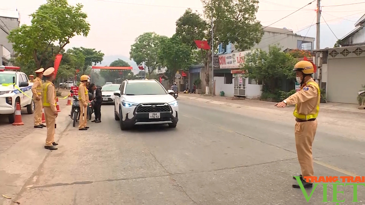 Để người dân vùng cao đón tết trong yên bình- Ảnh 1. Để người dân vùng cao đón tết trong yên bình- Ảnh 1.