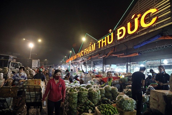 Hàng trăm tấn rau quả, hải sản đổ về chợ đầu mối giữa Tết- Ảnh 1.