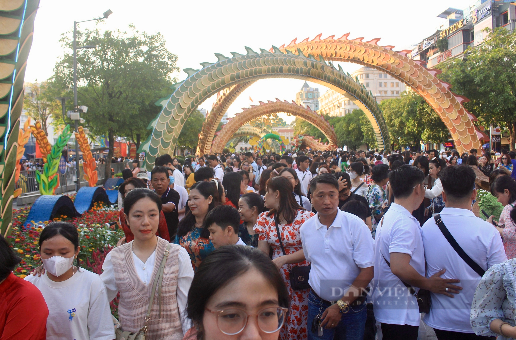 Đường hoa Nguyễn Huệ sắp đóng cửa, mùng 4 Tết khách khắp nơi tranh thủ đổ về, chen ná thở mới chụp hình được- Ảnh 5.