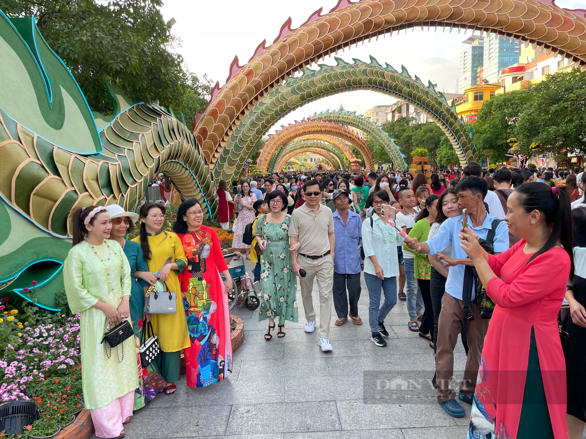 Đường hoa Nguyễn Huệ sắp đóng cửa, mùng 4 Tết khách khắp nơi tranh thủ đổ về, chen ná thở mới chụp hình được- Ảnh 8.