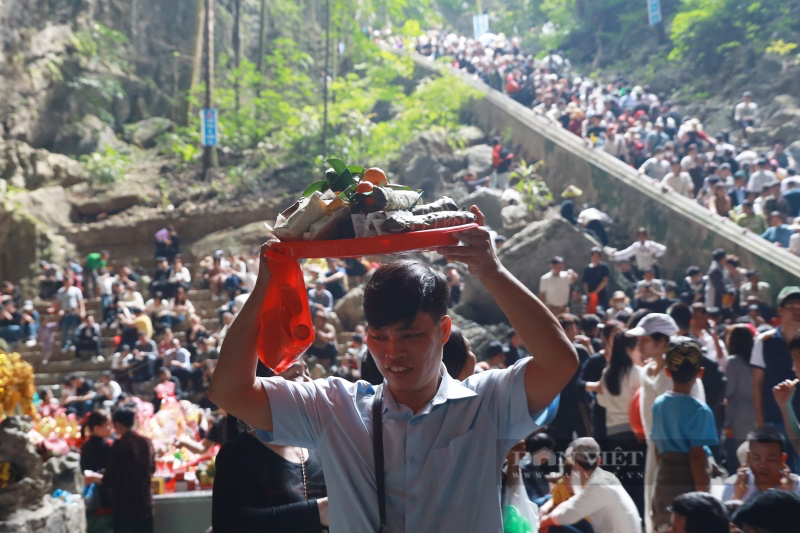 Biển người chen chân "ngộp thở", trẻ nhỏ ngủ gục trên vai cha mẹ khi đi trẩy hội chùa Hương- Ảnh 6.