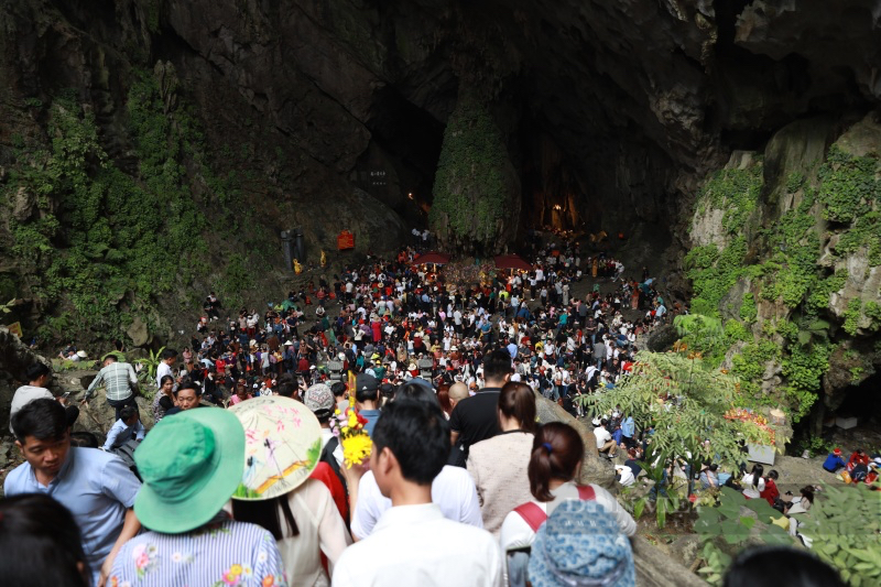 Biển người chen chân "ngộp thở", trẻ nhỏ ngủ gục trên vai cha mẹ khi đi trẩy hội chùa Hương- Ảnh 7.