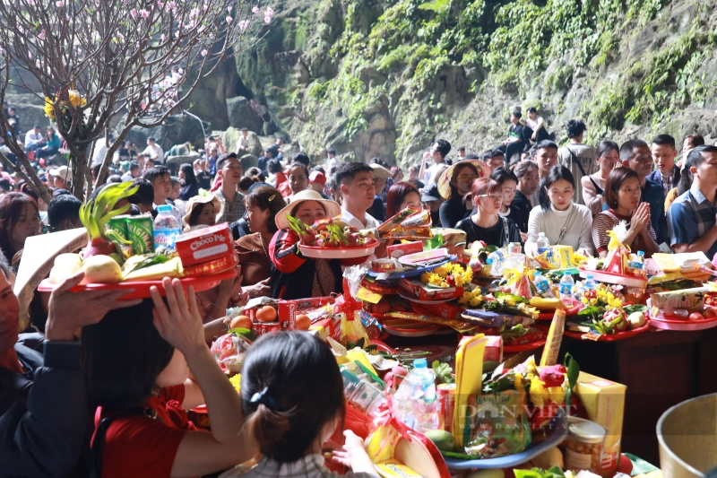 Biển người chen chân "ngộp thở", trẻ nhỏ ngủ gục trên vai cha mẹ khi đi trẩy hội chùa Hương- Ảnh 8.