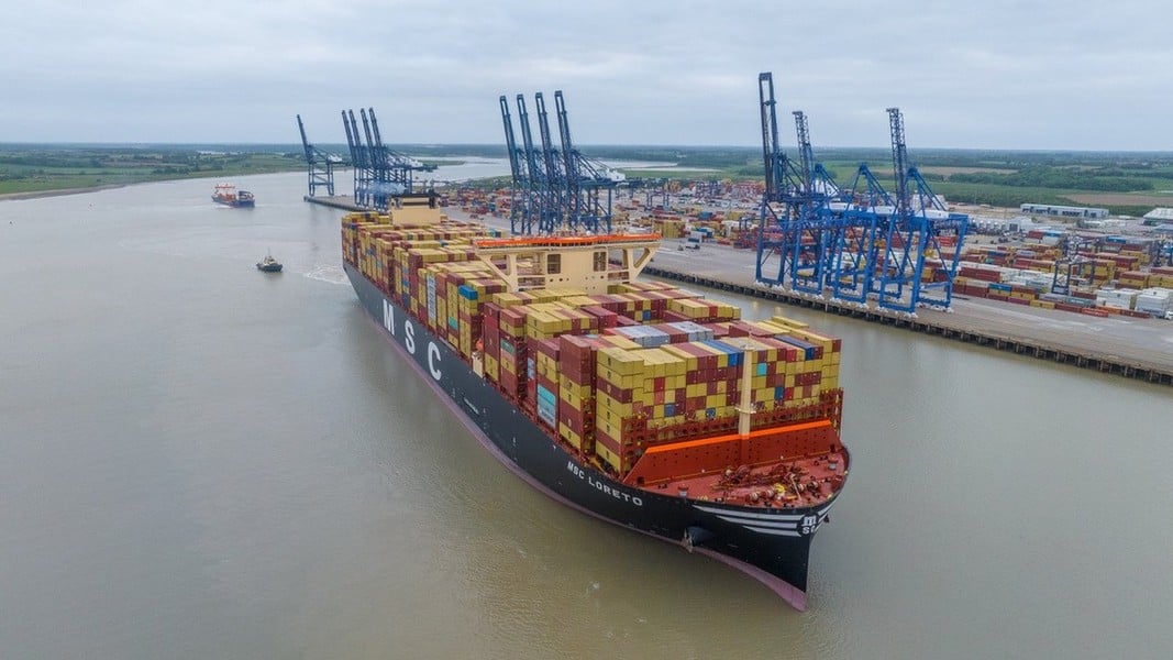 Toàn cảnh siêu tàu chở hàng, gấp 4 lần sân bóng đá và có thể chở hơn 24.000 container- Ảnh 5.