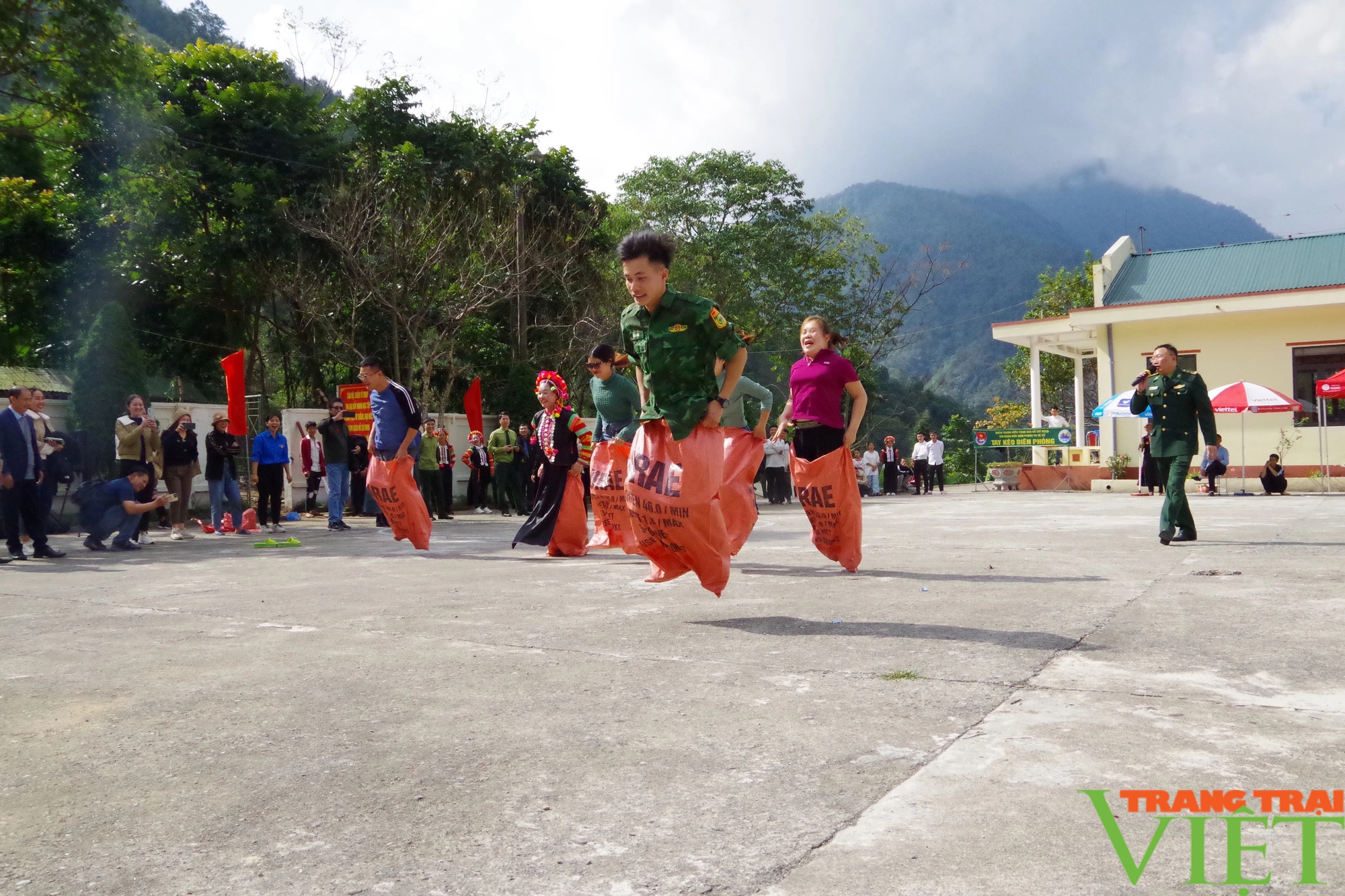 Bộ Chỉ huy BĐBP tỉnh Lai Châu: Mang xuân về với bà con biên giới Thò Ma- Ảnh 3.