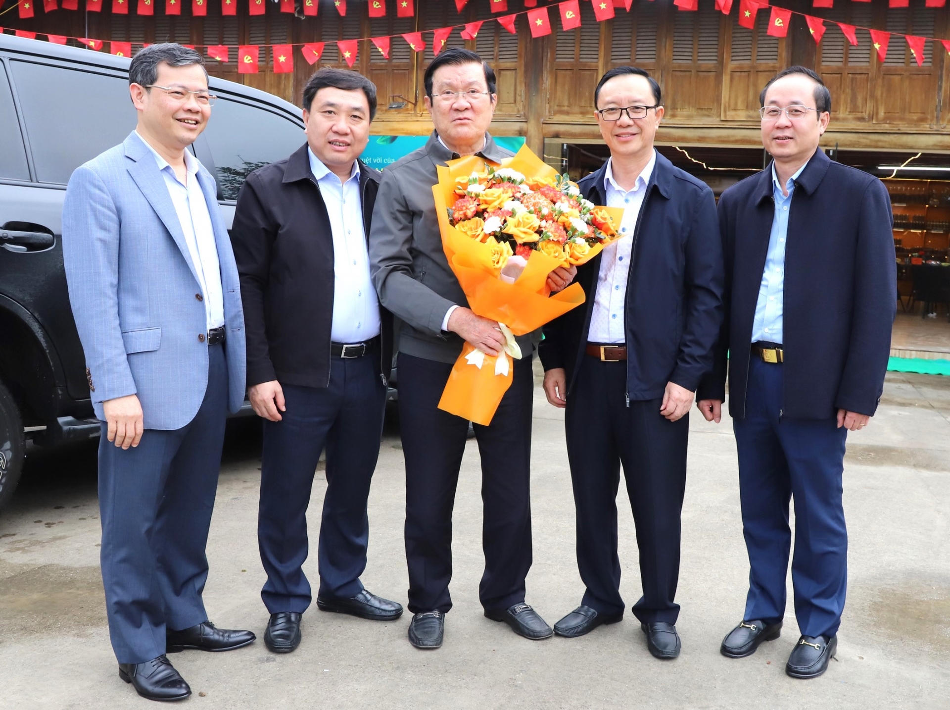 Nguyên Chủ tịch nước Trương Tấn Sang dâng hoa, thắp hương tưởng niệm các anh hùng liệt sỹ tại Hà Giang- Ảnh 1.