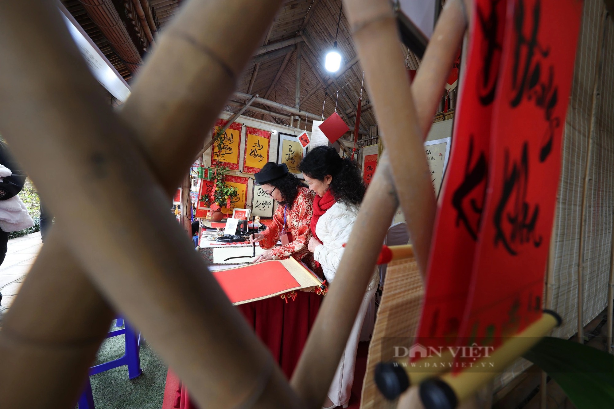 Ảnh ấn tượng tuần: 21 thiếu nữ tại đền Mẫu Âu Cơ và 3 kiệu "bay" ở Thái Bình- Ảnh 4.