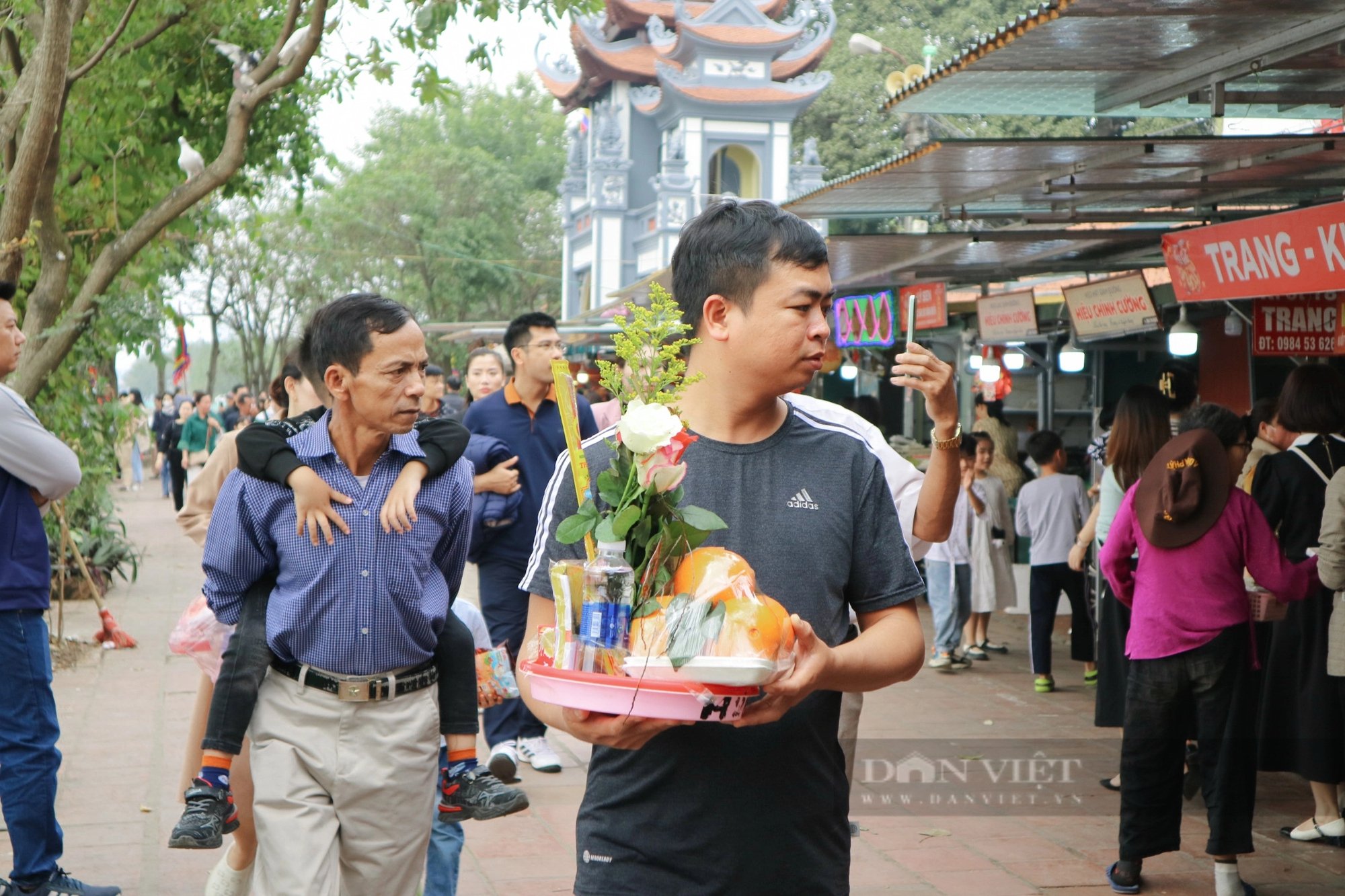 Phủ Tây Hồ đông nghịt người đi lễ vào dịp cuối tuần- Ảnh 2.