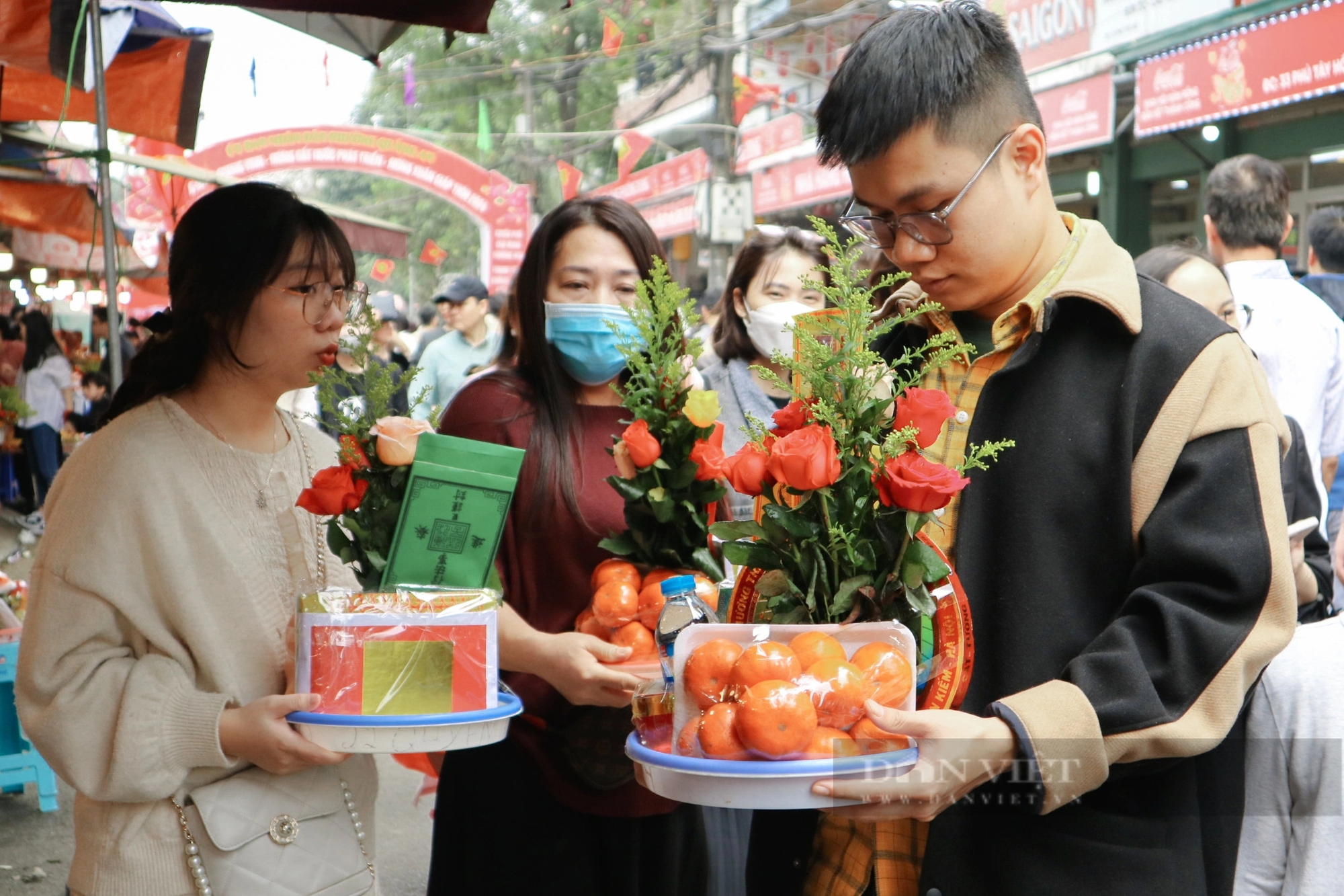 Phủ Tây Hồ đông nghịt người đi lễ vào dịp cuối tuần- Ảnh 3.