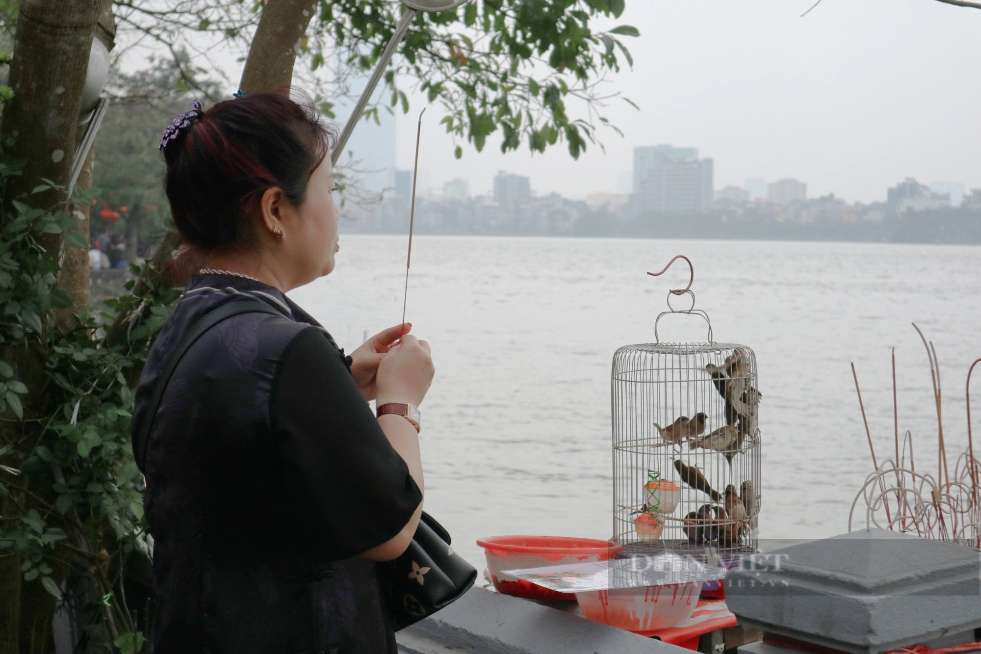 Phủ Tây Hồ đông nghịt người đi lễ vào dịp cuối tuần- Ảnh 7.