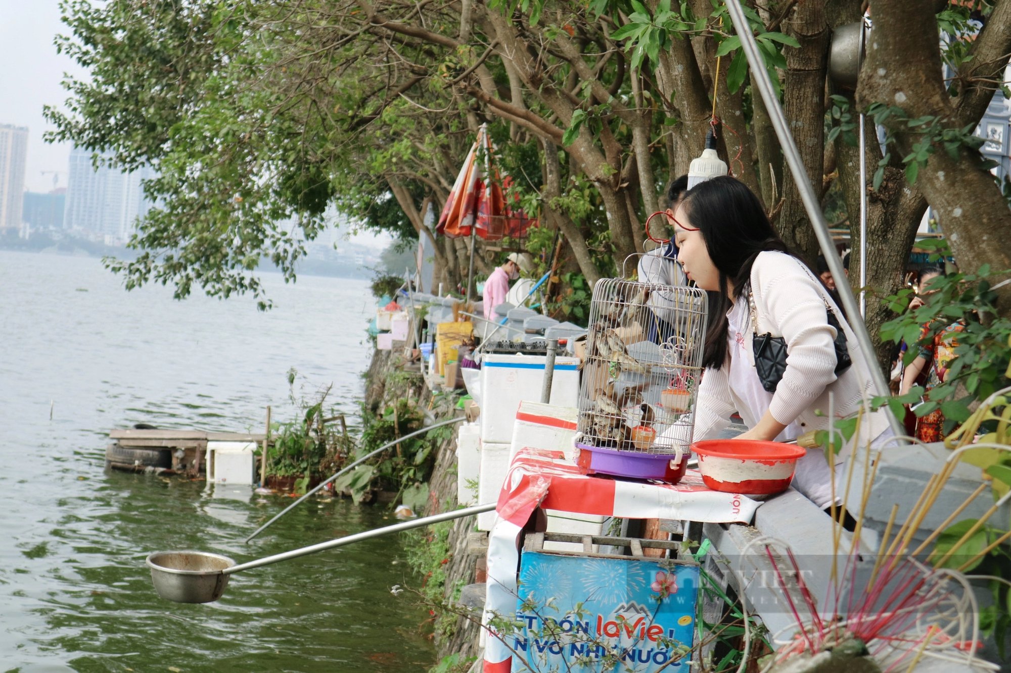 Phủ Tây Hồ đông nghịt người đi lễ vào dịp cuối tuần- Ảnh 8.