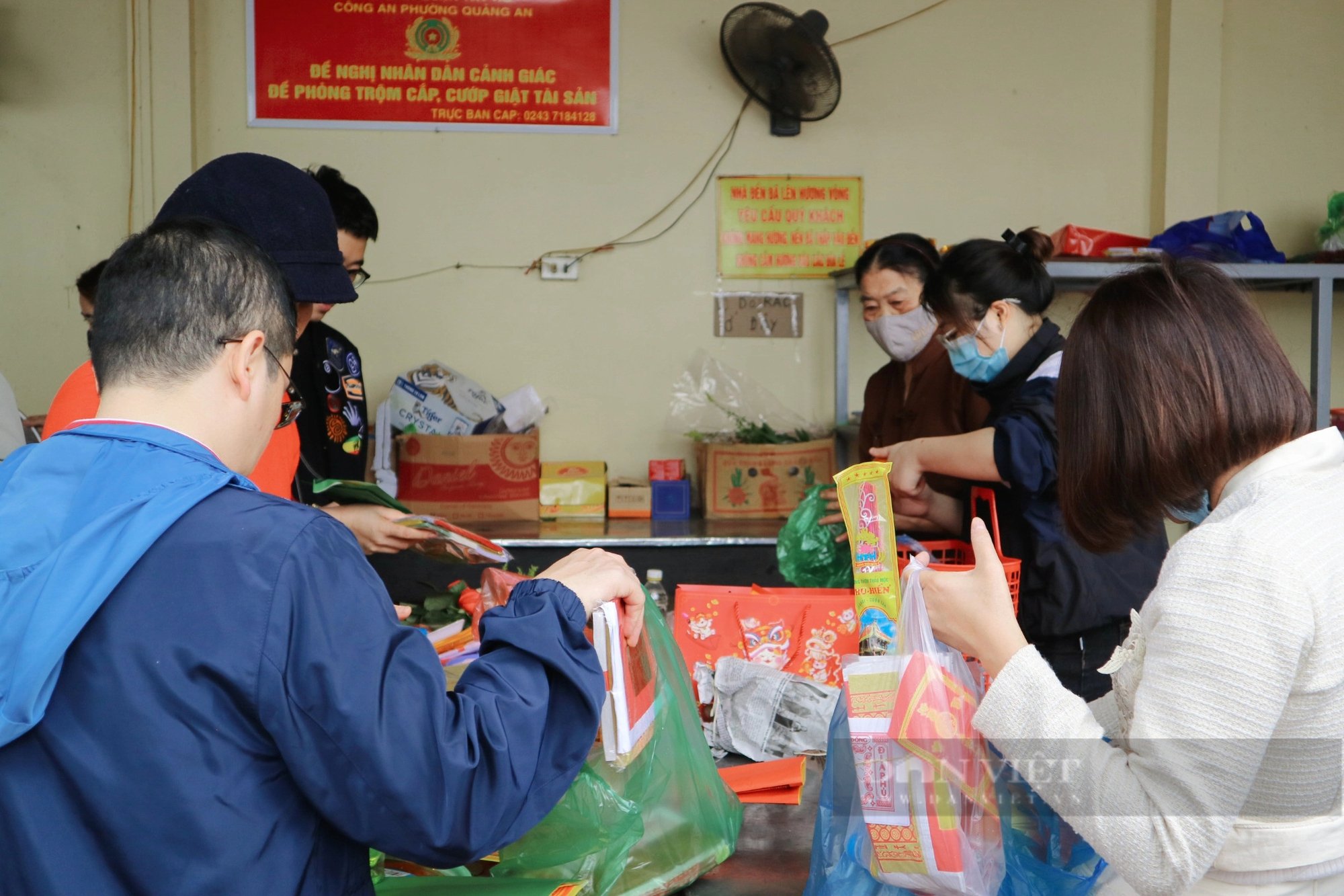 Phủ Tây Hồ đông nghịt người đi lễ vào dịp cuối tuần- Ảnh 9.