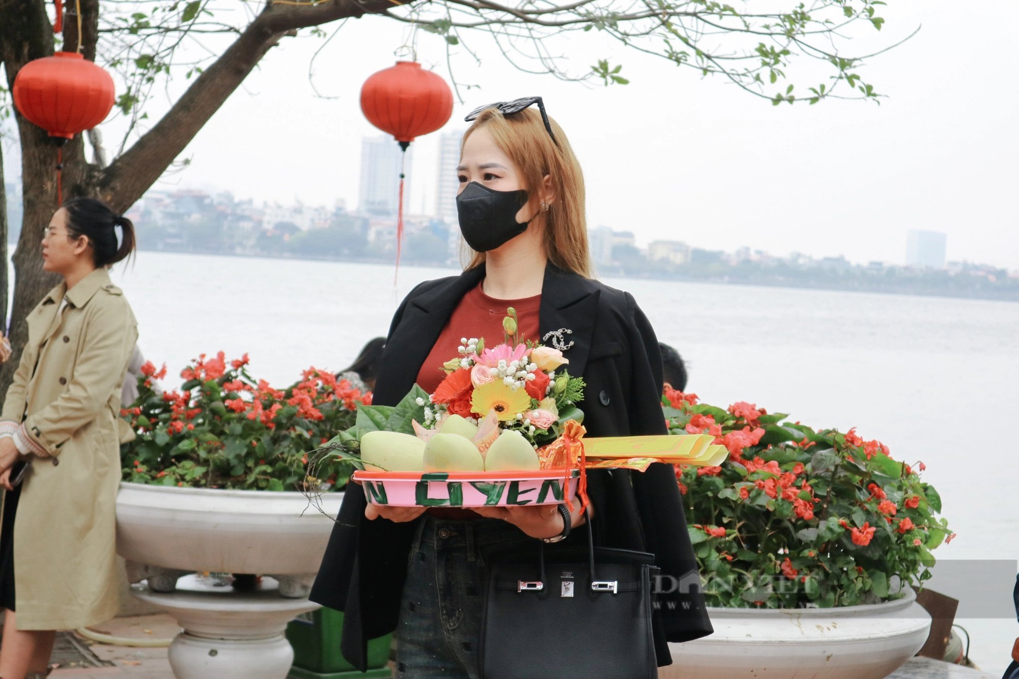 Phủ Tây Hồ đông nghịt người đi lễ vào dịp cuối tuần- Ảnh 10.