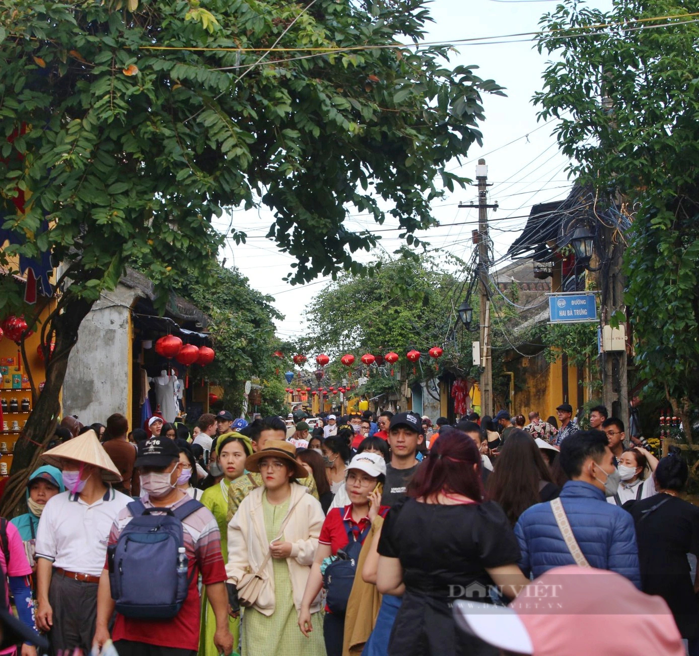 Khách chen chân ở Hội An ngày đầu năm mới- Ảnh 2.