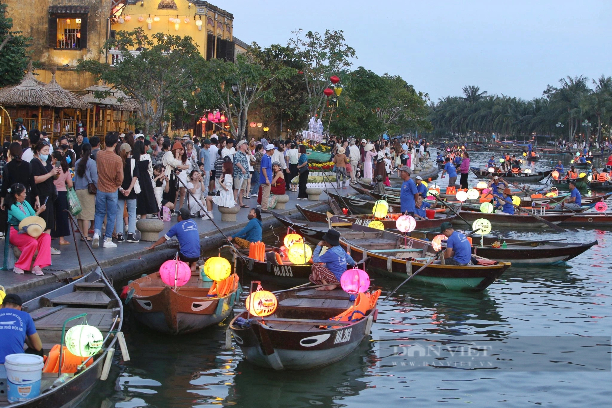 Khách chen chân ở Hội An ngày đầu năm mới- Ảnh 7.