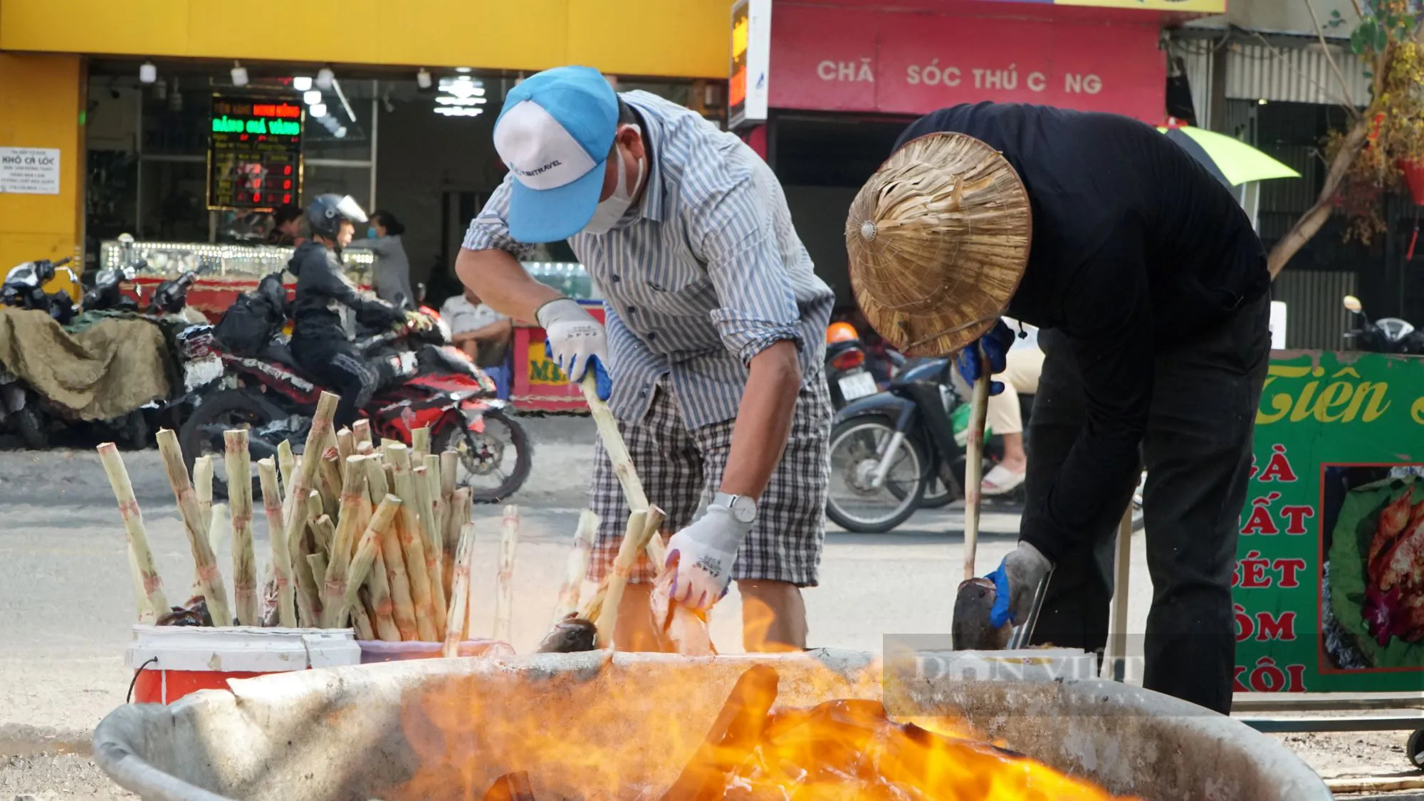 Sáng đêm nướng cá lóc bán ngày vía Thần Tài ở TP.HCM, có tiệm huy động 40 người nướng hàng tấn cá- Ảnh 2.