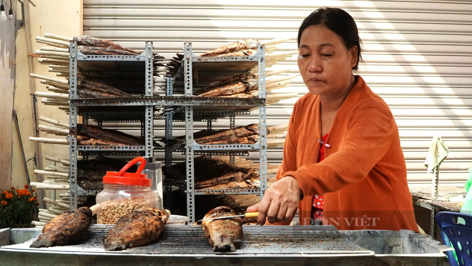 Sáng đêm nướng cá lóc bán ngày vía Thần Tài ở TP.HCM, có tiệm huy động 40 người nướng hàng tấn cá- Ảnh 6.