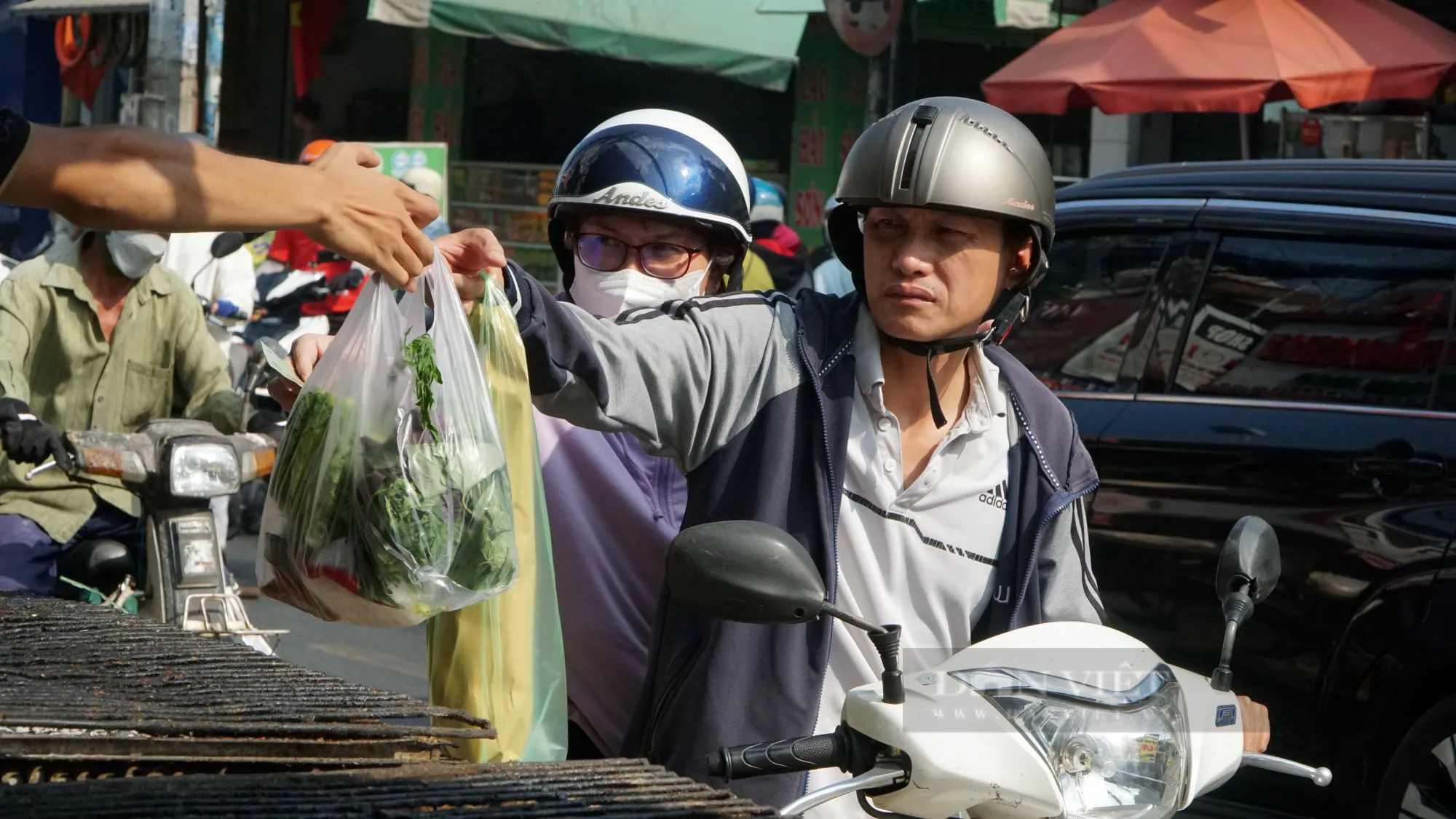 Sáng đêm nướng cá lóc bán ngày vía Thần Tài ở TP.HCM, có tiệm huy động 40 người nướng hàng tấn cá- Ảnh 9.