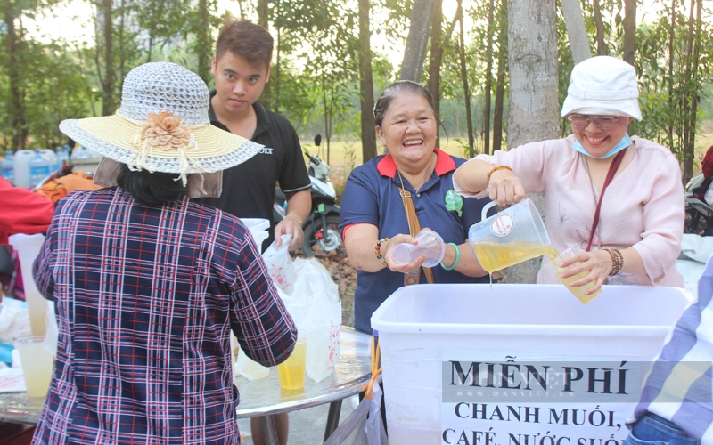 Lễ rước cộ Bà Bình Dương từ lâu được biết đến là lễ hội lớn nhất Đông Nam bộ. Ngoài sự đặc biệt về quy mô, lễ hội còn được biết đến với sự nghĩa tình của người dân Bình Dương, khi mọi nẻo đường đến đây đều có các quầy cafe, bánh, nước, trái cây khăn lạnh...hoàn toàn miễn phí. Ảnh: Trần Khánh