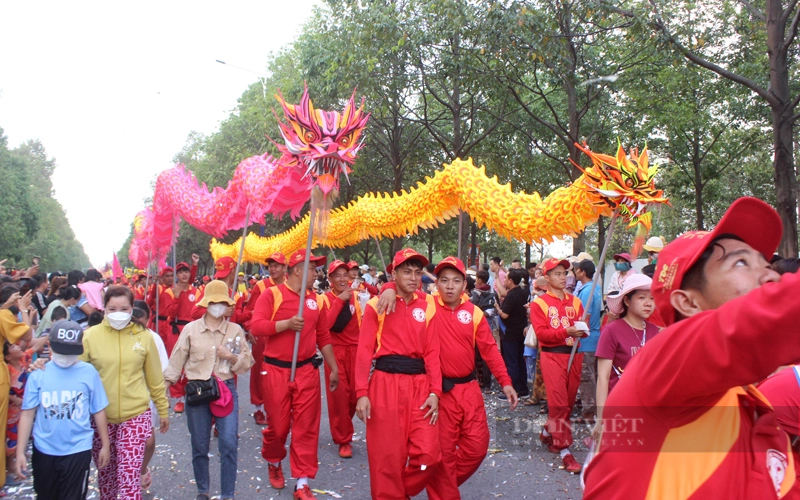 Mãn nhãn màn biểu diễn rồng tại Lễ rước cộ bà Bình Dương 2024- Ảnh 12.