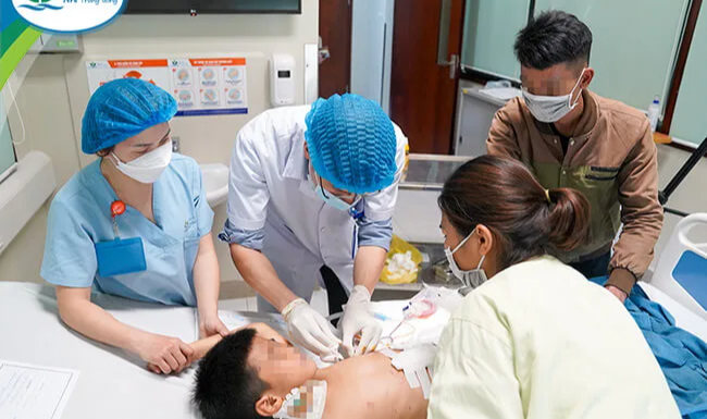 Đi chúc Tết bà ngoại, trẻ 7 tuổi bị chó cắn thủng ruột- Ảnh 1.