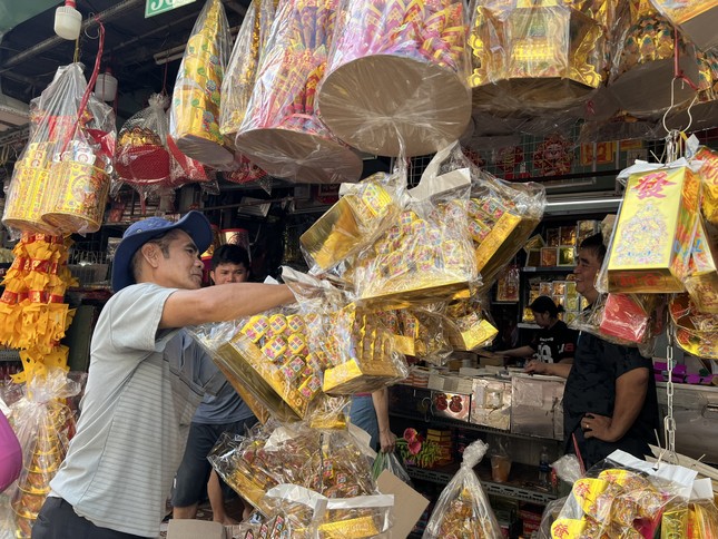 Đồ cúng đắt khách trước ngày vía Thần tài- Ảnh 1.