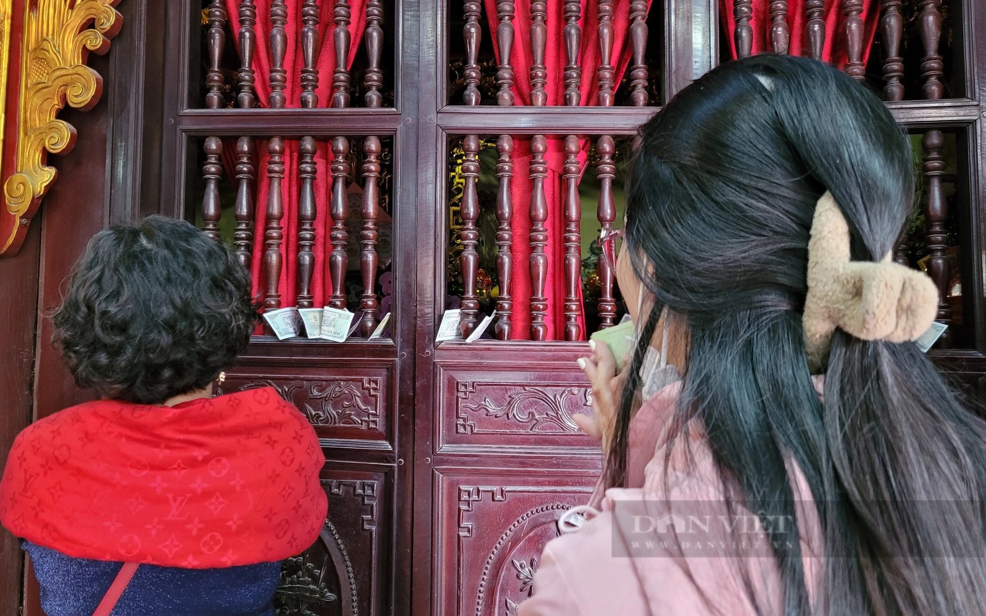Nhét tiền lẻ vào khe cửa cầu lộc ở đình Bia Bà - Ảnh 3.
