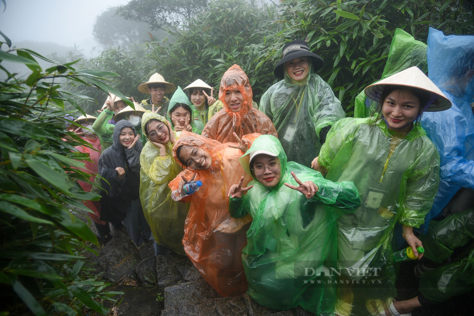 Người phụ nữ 70 tuổi 3 năm liên tiếp vượt gần 2.000 km để chinh phục chùa Đồng, Yên Tử- Ảnh 9.