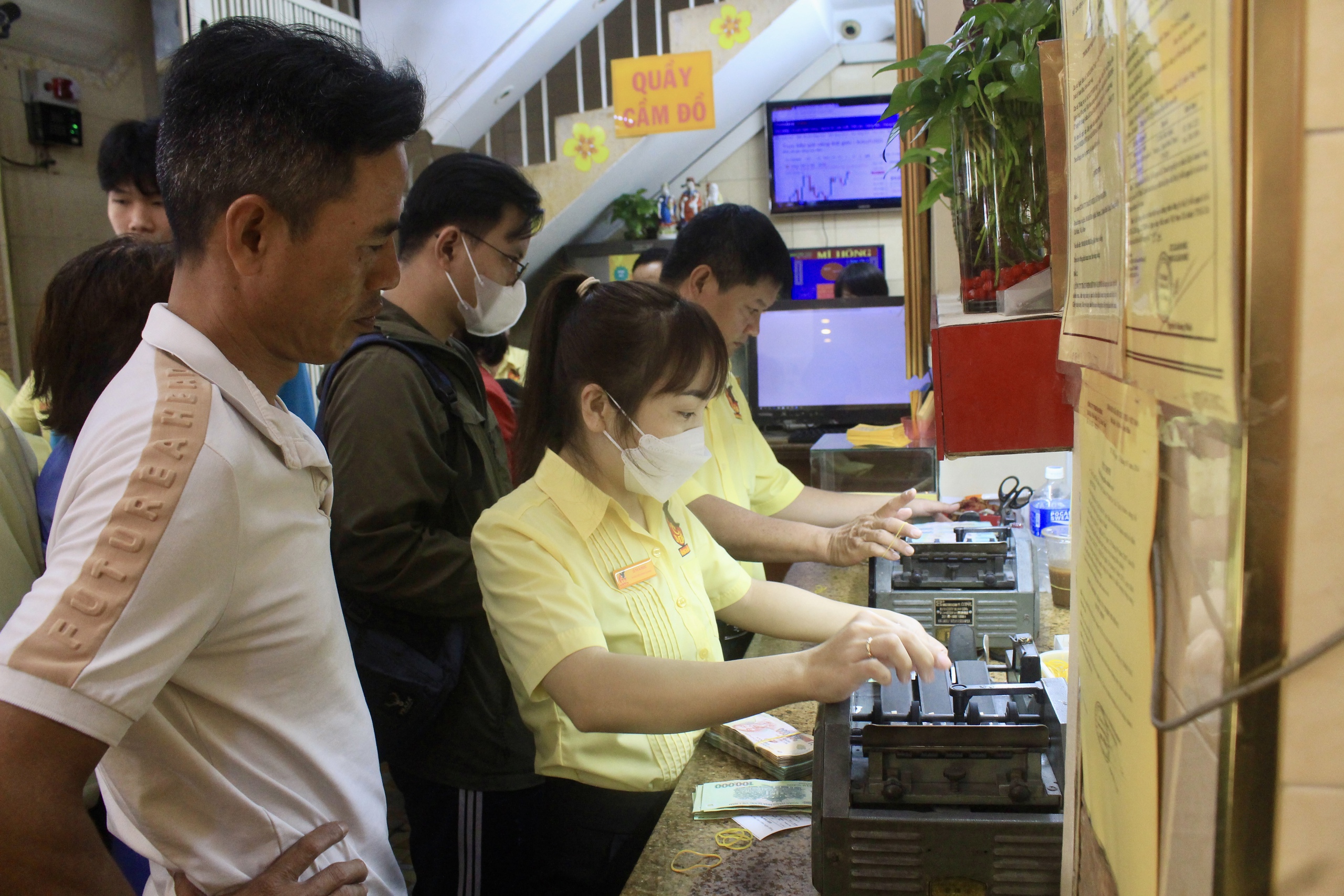 Tiệm vàng lớn nhất chợ Bà Chiểu lúc này, kẹt trong kẹt ngoài, chen ná thở để mua được vàng- Ảnh 9.