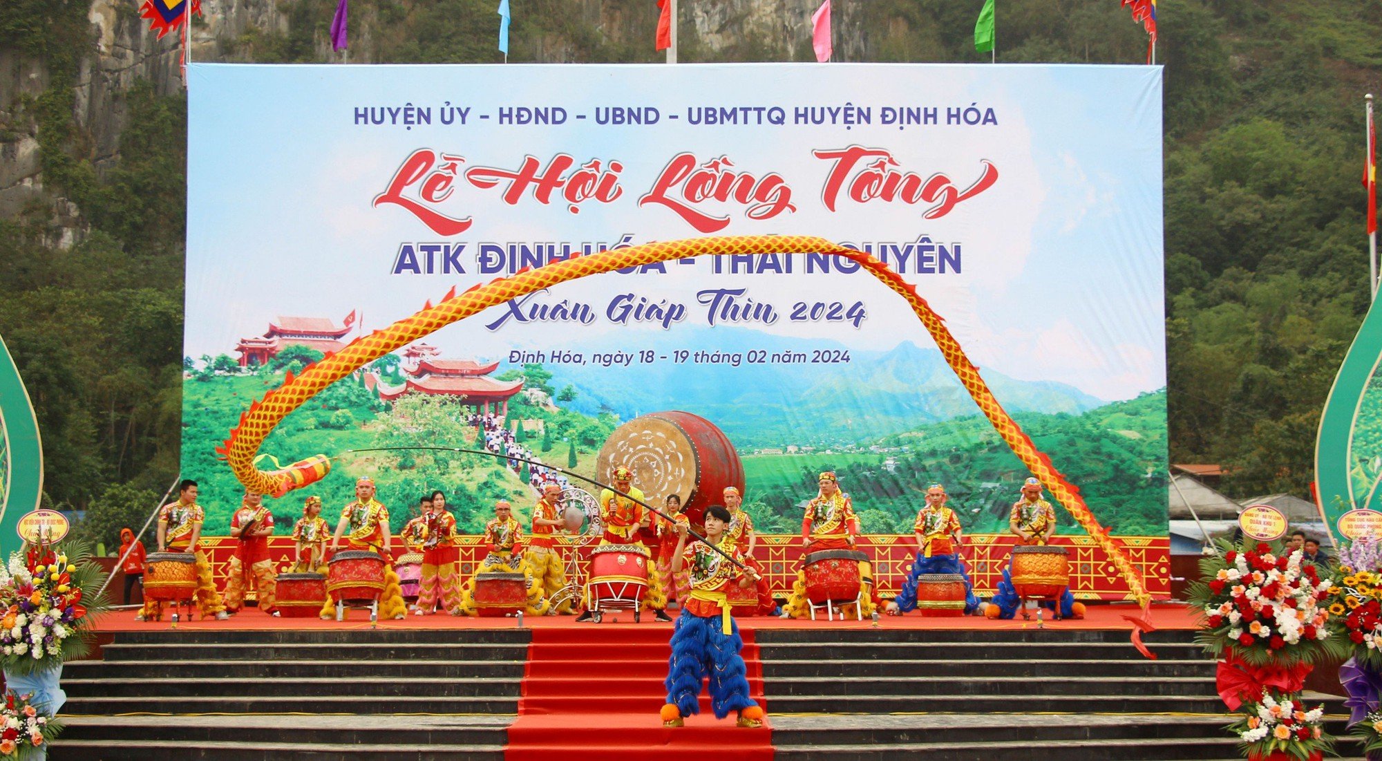 Người dân hào hứng xem chị em thi cấy lúa trong Lễ hội Lồng Tồng ATK Định Hoá- Ảnh 1.