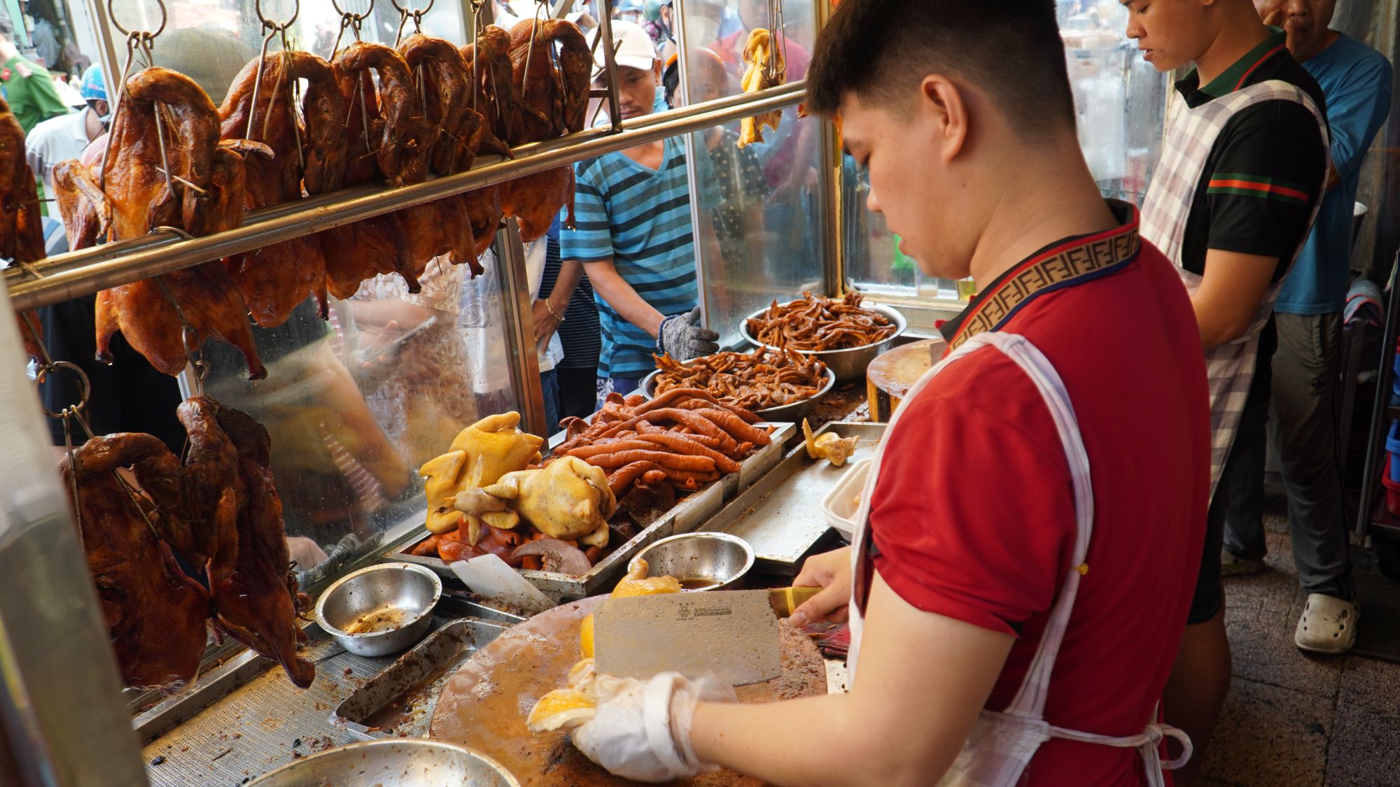 Vì sao cửa hàng vịt quay, heo quay đông nghẹt khách ngày vía Thần Tài?- Ảnh 6.