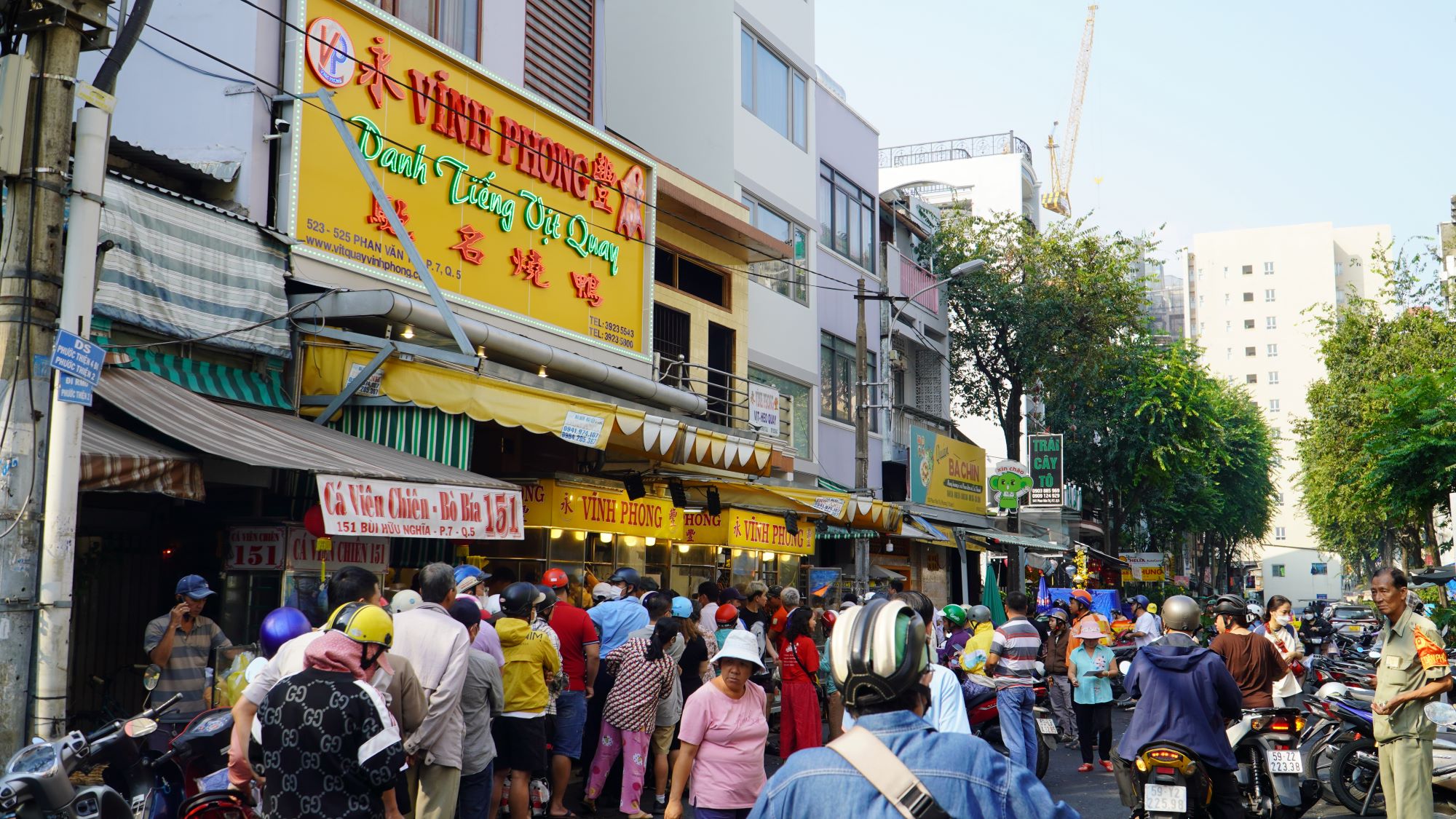 Vì sao cửa hàng vịt quay, heo quay đông nghẹt khách ngày vía Thần Tài?- Ảnh 1.