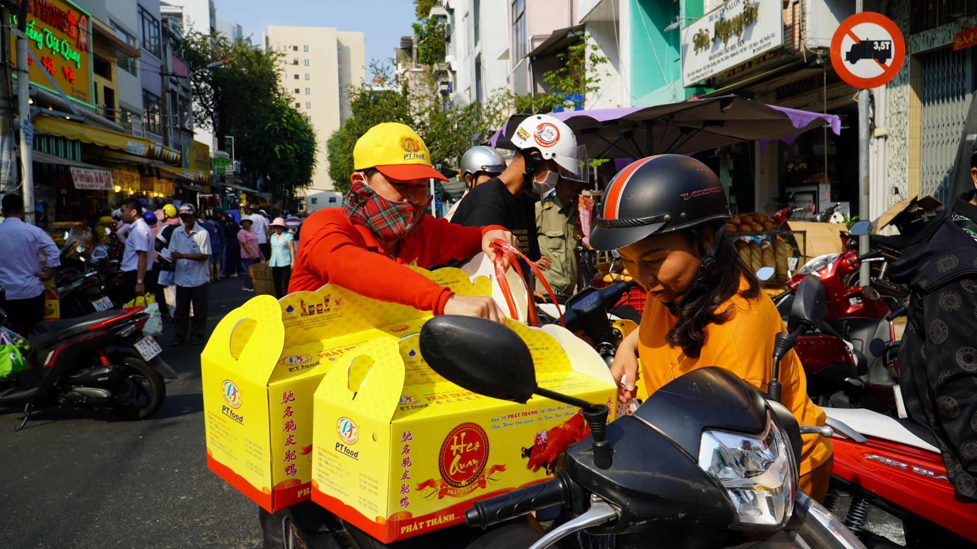 Vì sao cửa hàng vịt quay, heo quay đông nghẹt khách ngày vía Thần Tài?- Ảnh 7.