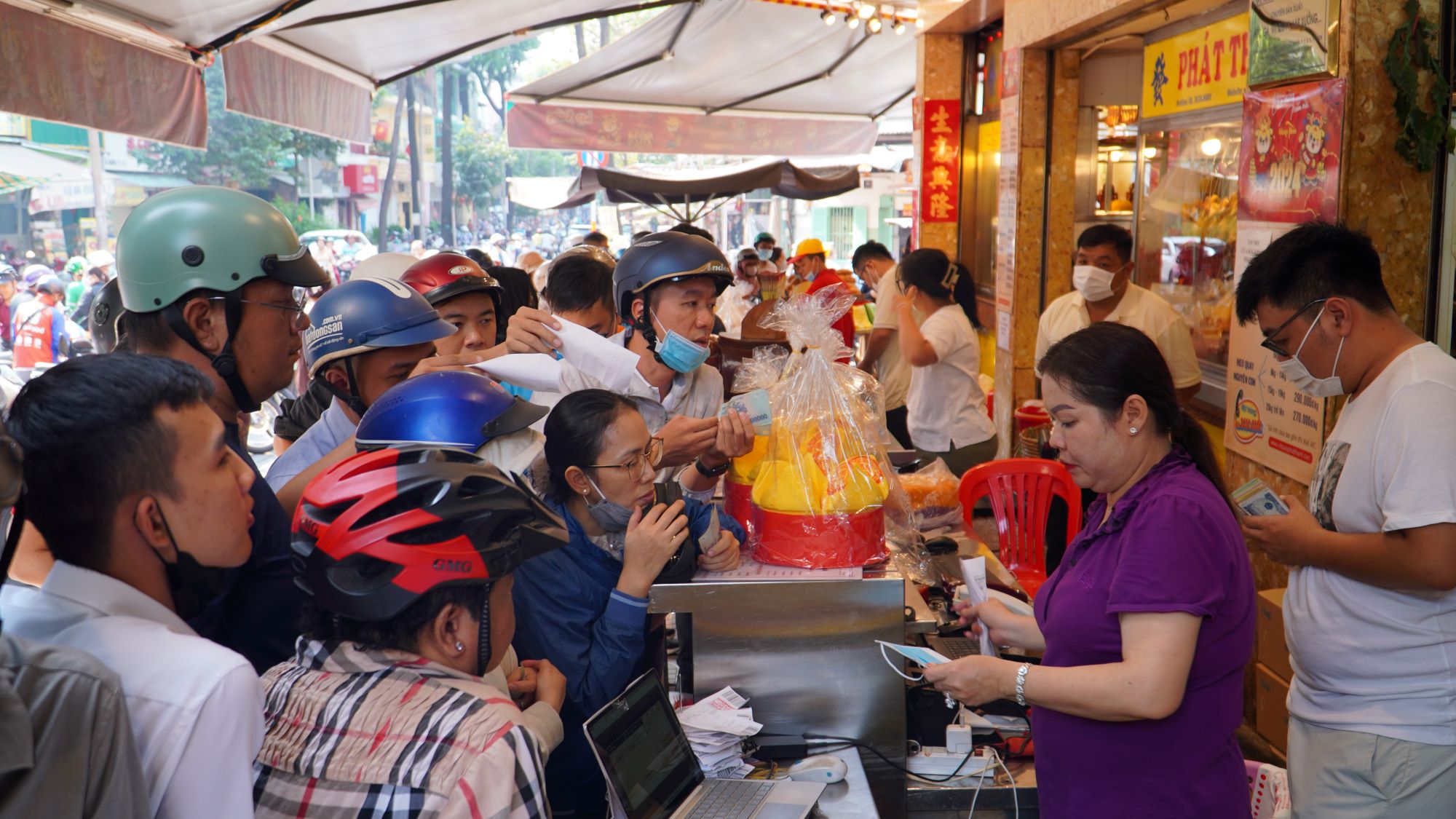 Vì sao cửa hàng vịt quay, heo quay đông nghẹt khách ngày vía Thần Tài?- Ảnh 9.