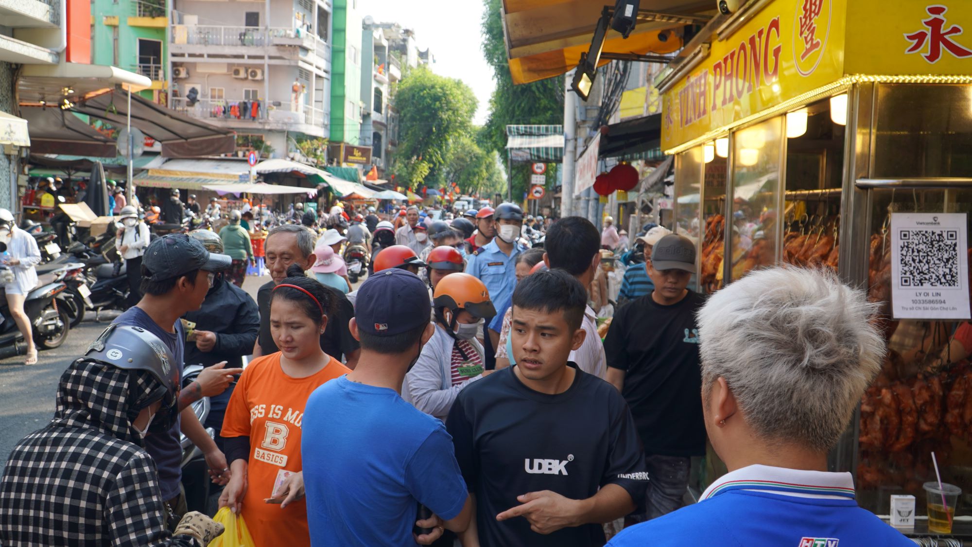 Vì sao cửa hàng vịt quay, heo quay đông nghẹt khách ngày vía Thần Tài?- Ảnh 4.