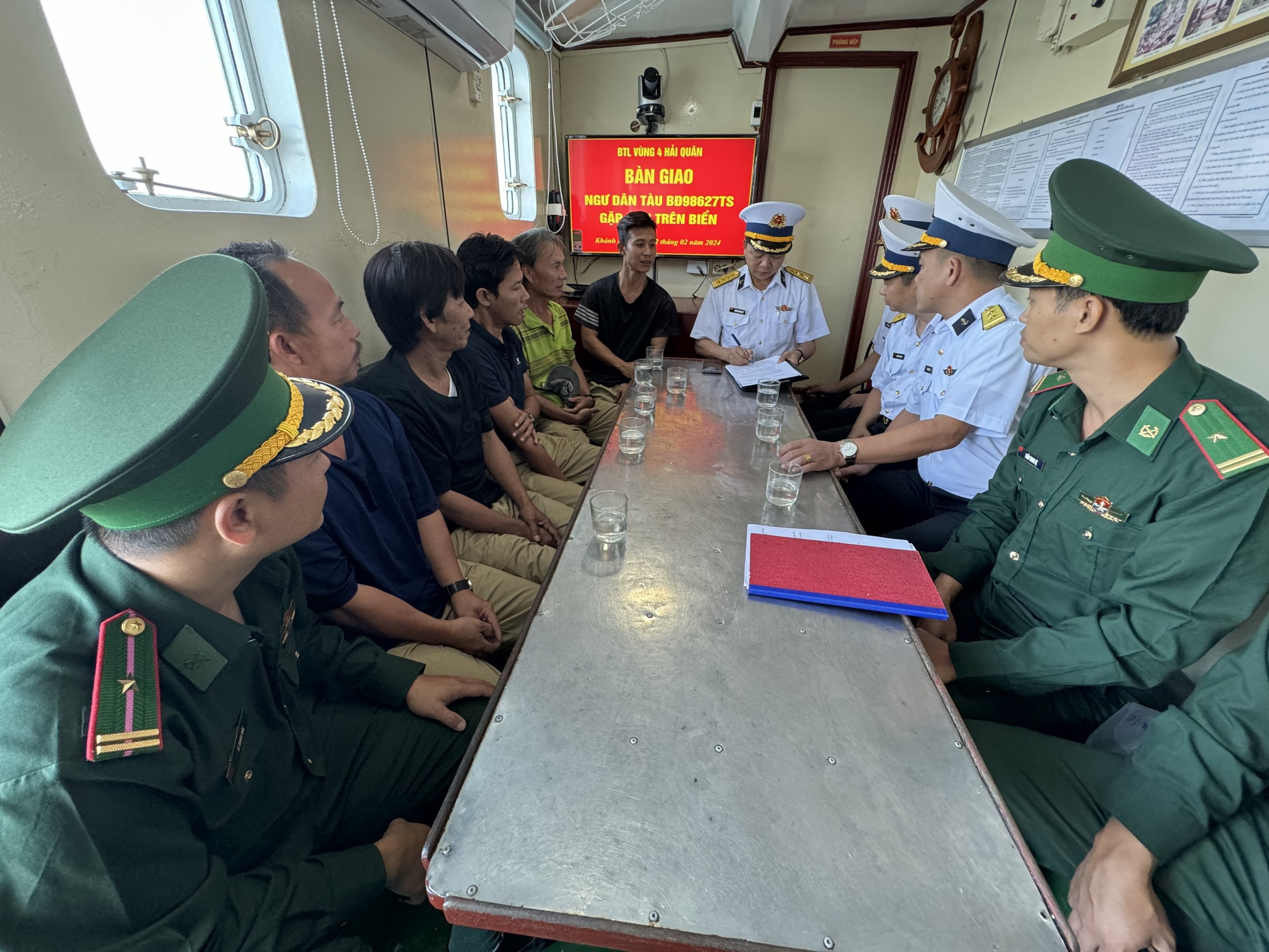 Đưa 5 ngư dân của tàu cá Bình Định gặp nạn trên biển về bờ an toàn- Ảnh 1.