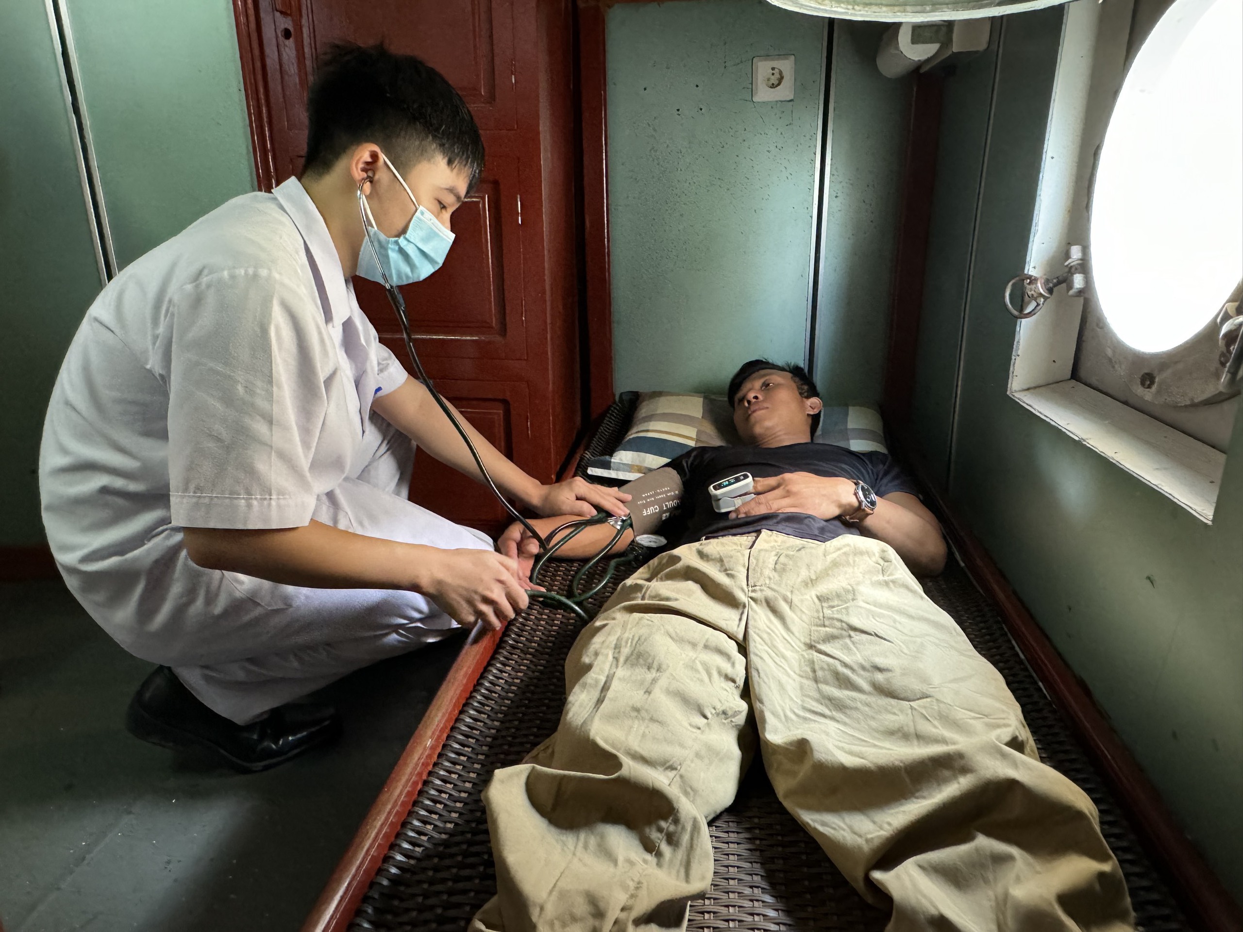 Đưa 5 ngư dân của tàu cá Bình Định gặp nạn trên biển về bờ an toàn- Ảnh 2.