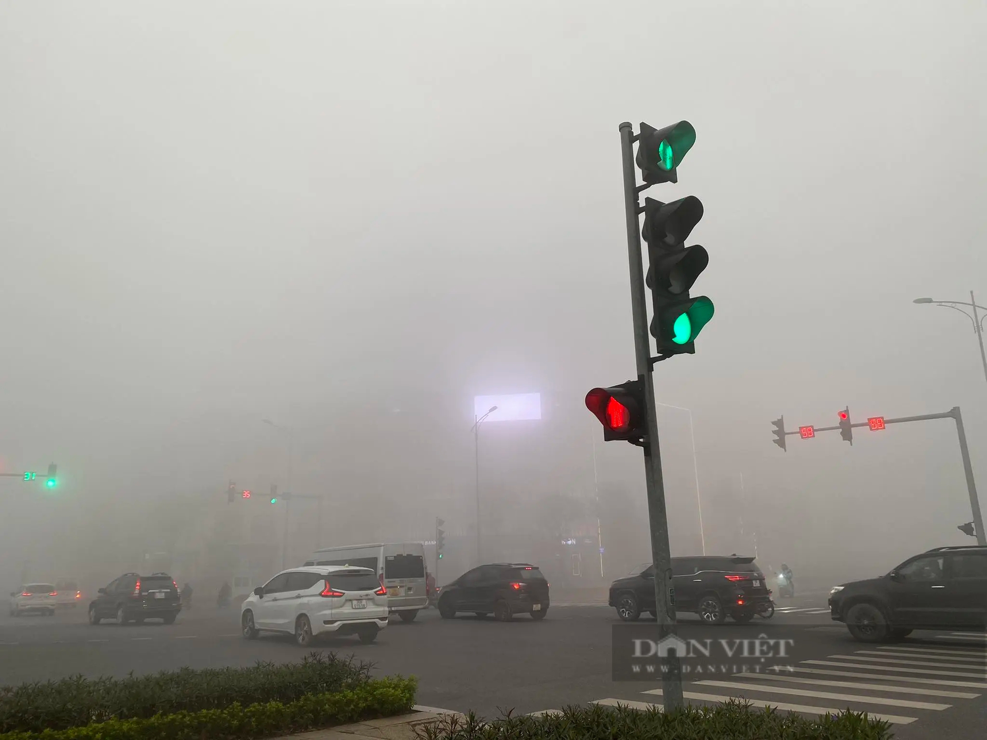 Sương mù dày đặc khó tin, tầm nhìn xa chỉ... 20 mét ở Hà Nội- Ảnh 5.