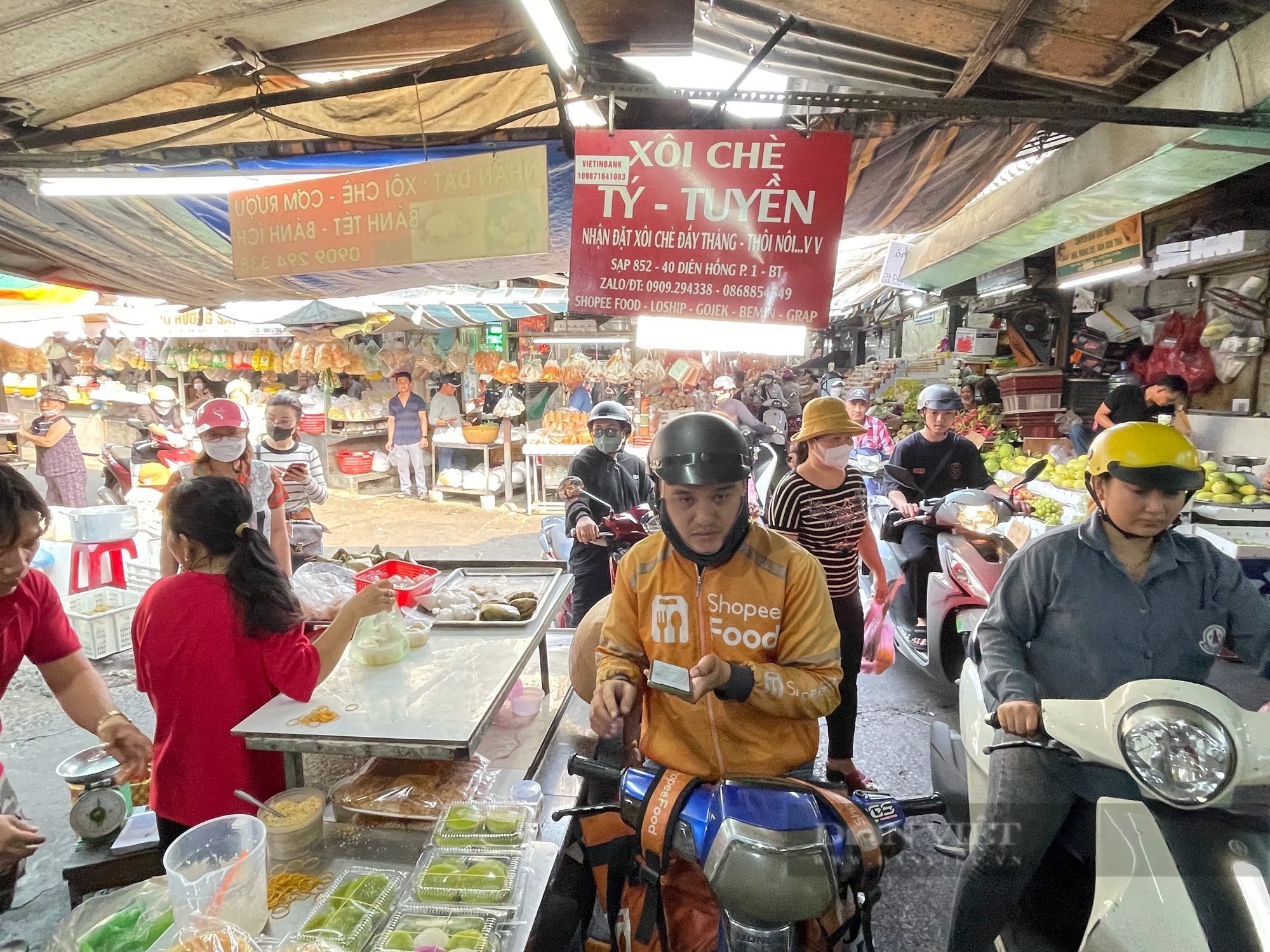 Người Sài Gòn chen chân mua đồ cúng đưa ông Táo về trời, chợ búa ùn tắc vì đông nghịt- Ảnh 5.