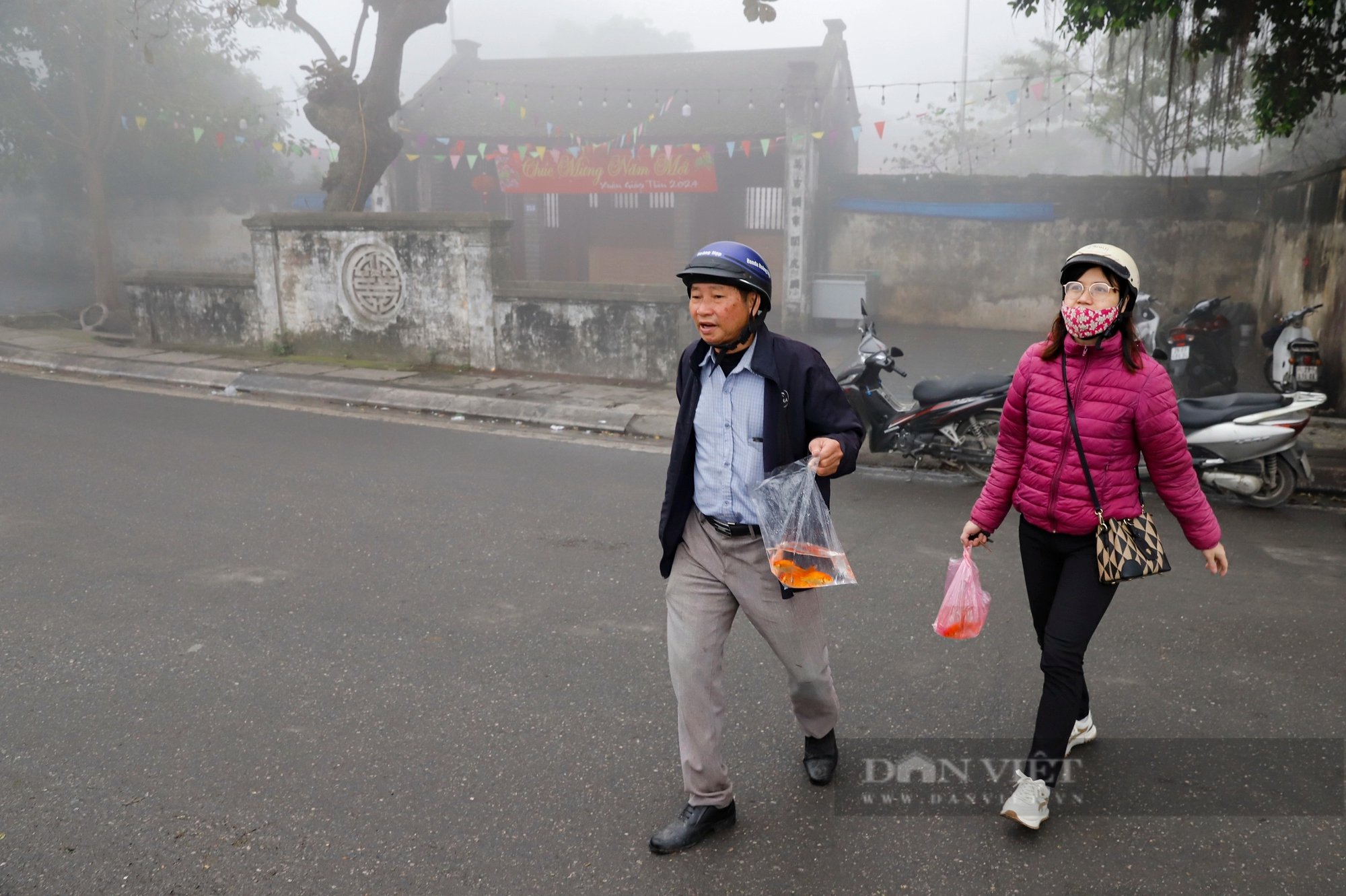 Người Hà Nội thả cá chép vào thùng nhựa 180 lít ngày tiễn ông Công, ông Táo về trời- Ảnh 1.