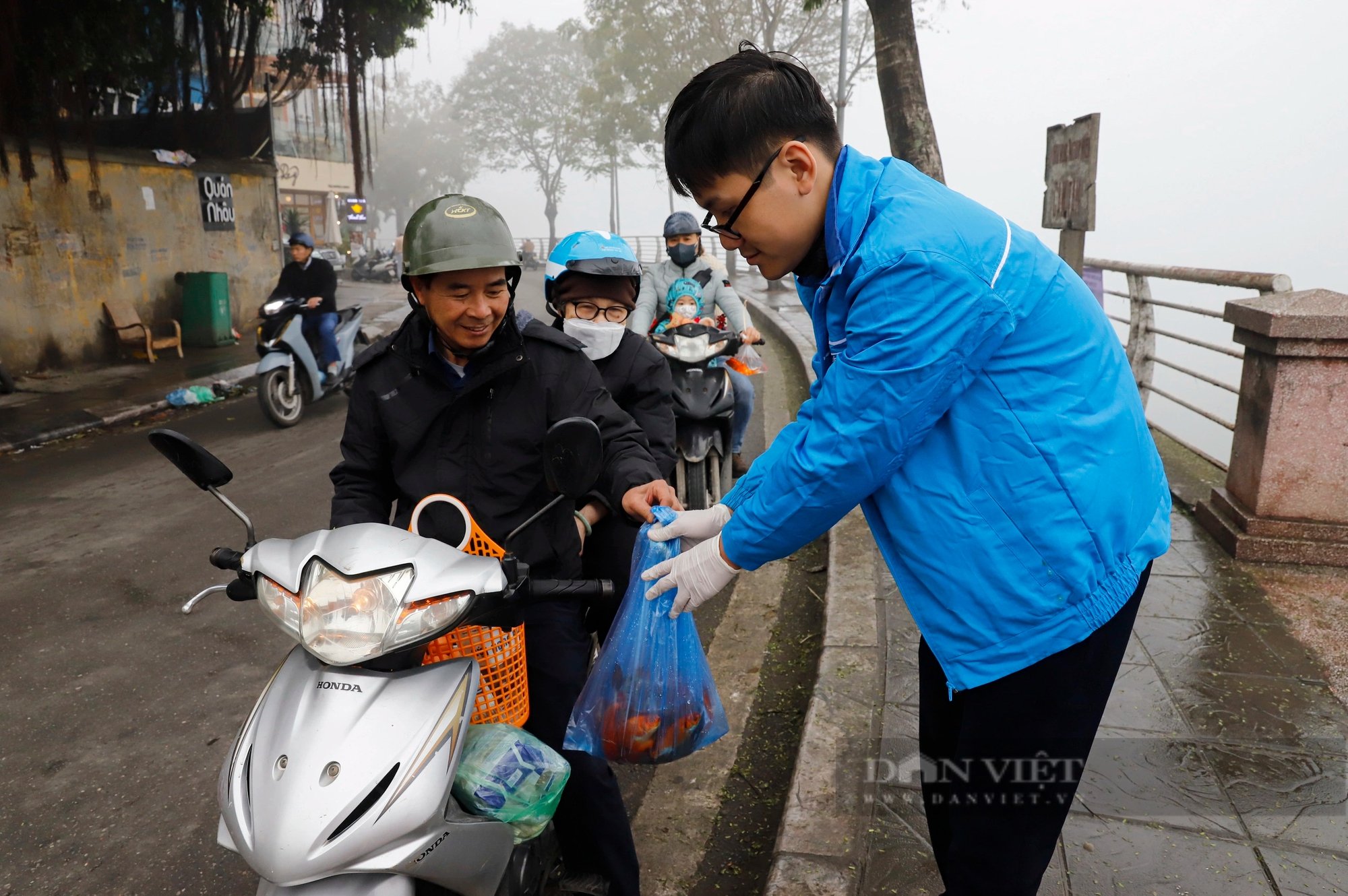 Người Hà Nội thả cá chép vào thùng nhựa 180 lít ngày tiễn ông Công, ông Táo về trời- Ảnh 4.