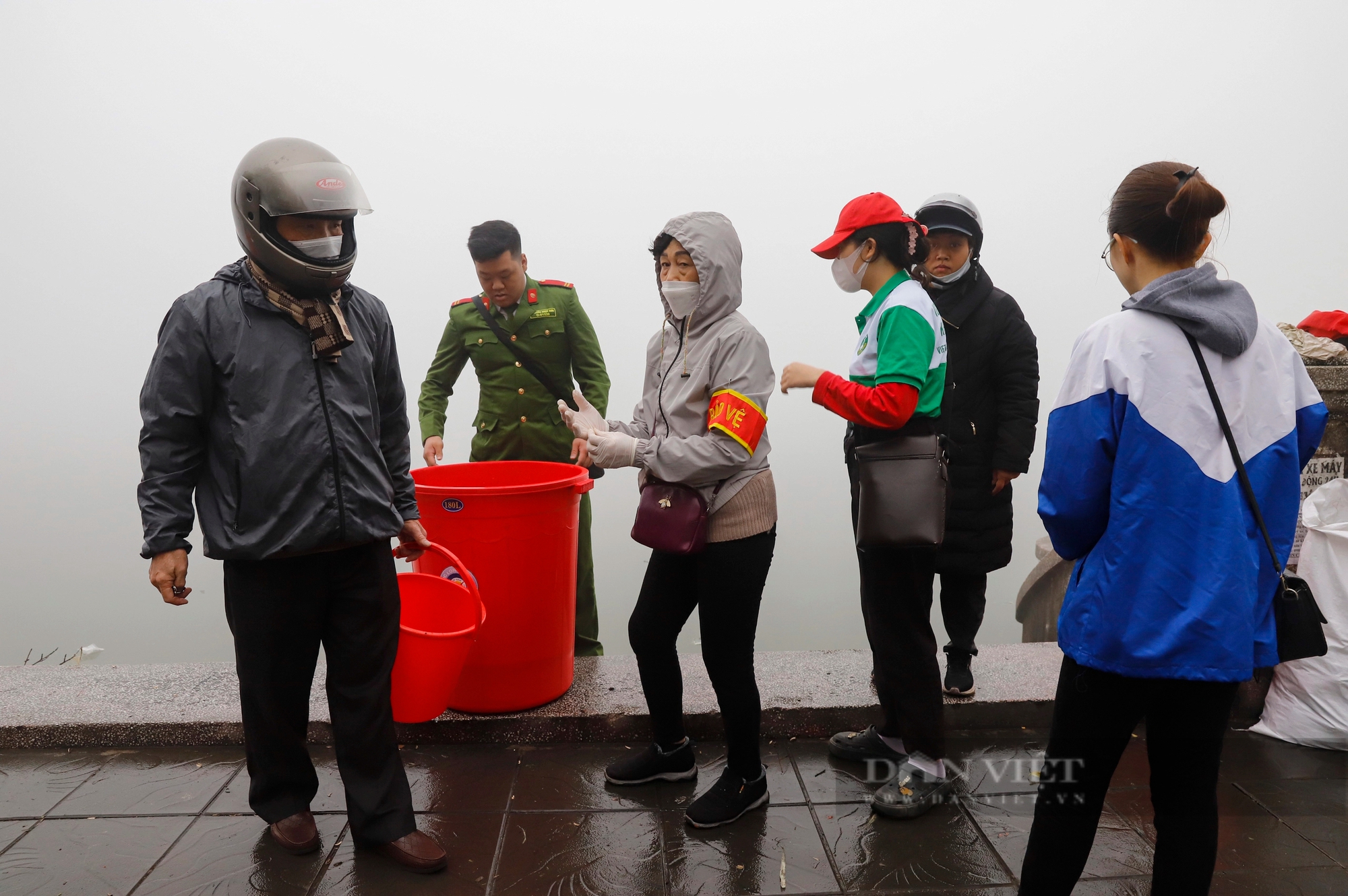 Người Hà Nội thả cá chép vào thùng nhựa 180 lít ngày tiễn ông Công, ông Táo về trời- Ảnh 7.