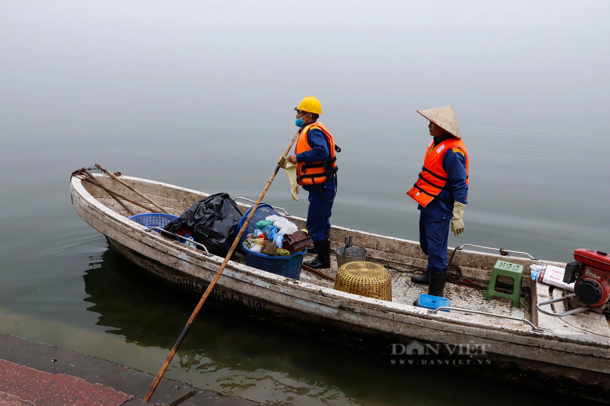 Người Hà Nội thả cá chép vào thùng nhựa 180 lít ngày tiễn ông Công, ông Táo về trời- Ảnh 13.