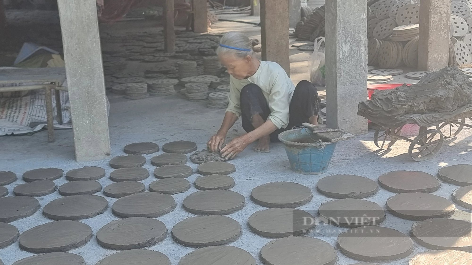 Ở An Giang, giáp tết dân vẫn hì hục đắp bếp lò, trăm năm bán khắp nơi, nhà nghèo dùng, nhà giàu nhớ- Ảnh 2.